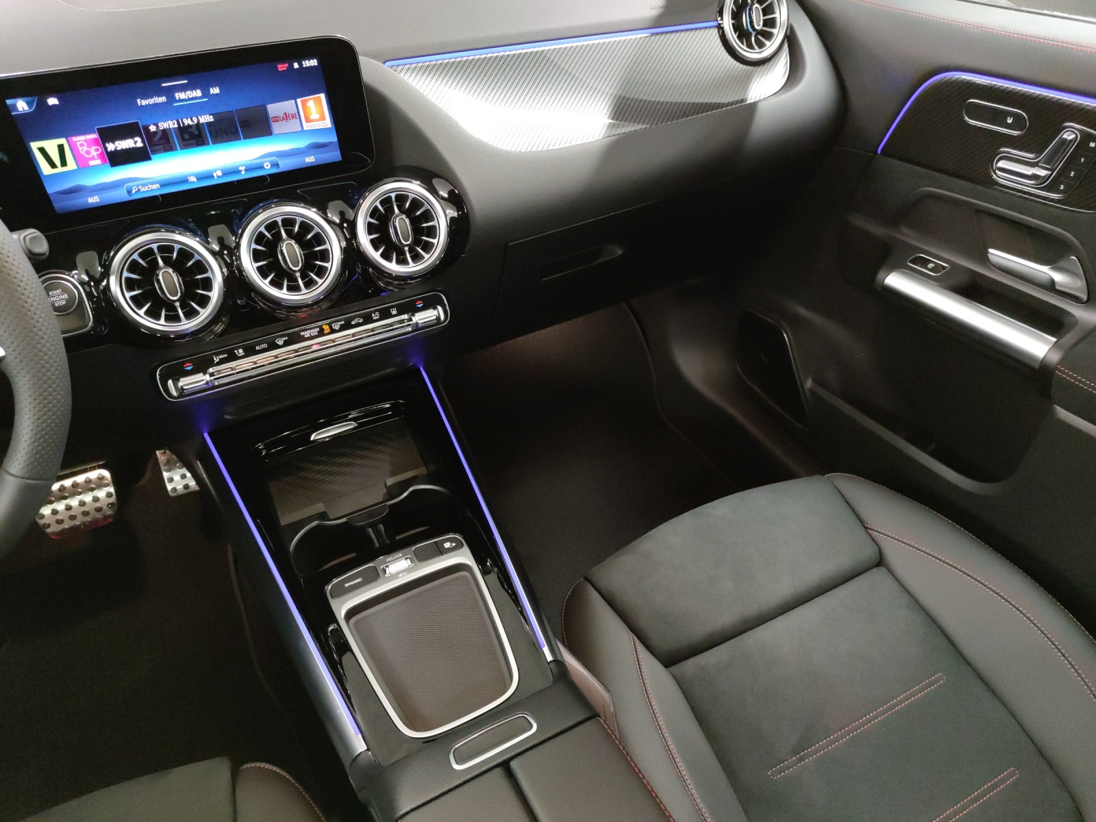 MERCEDES-BENZ GLA 250 e AMG Line-image-10