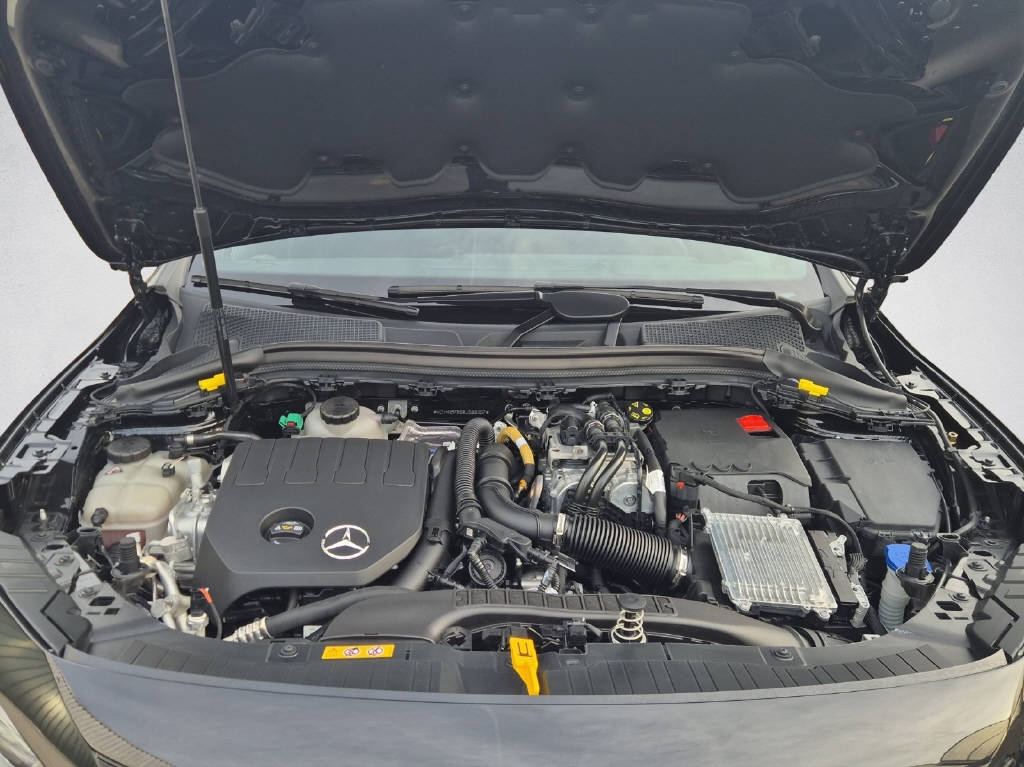 MERCEDES-BENZ GLA 250 e AMG Line-image-8