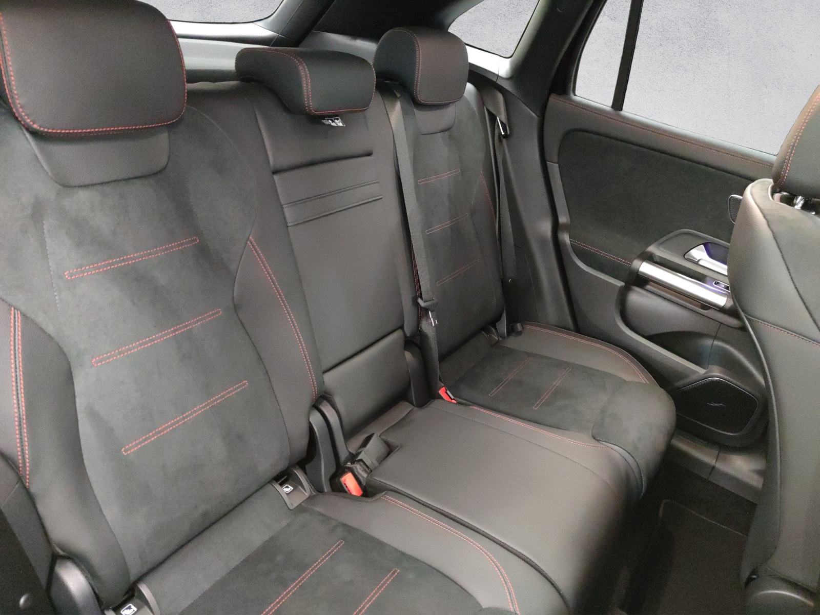 MERCEDES-BENZ GLA 250 e AMG Line-image-12