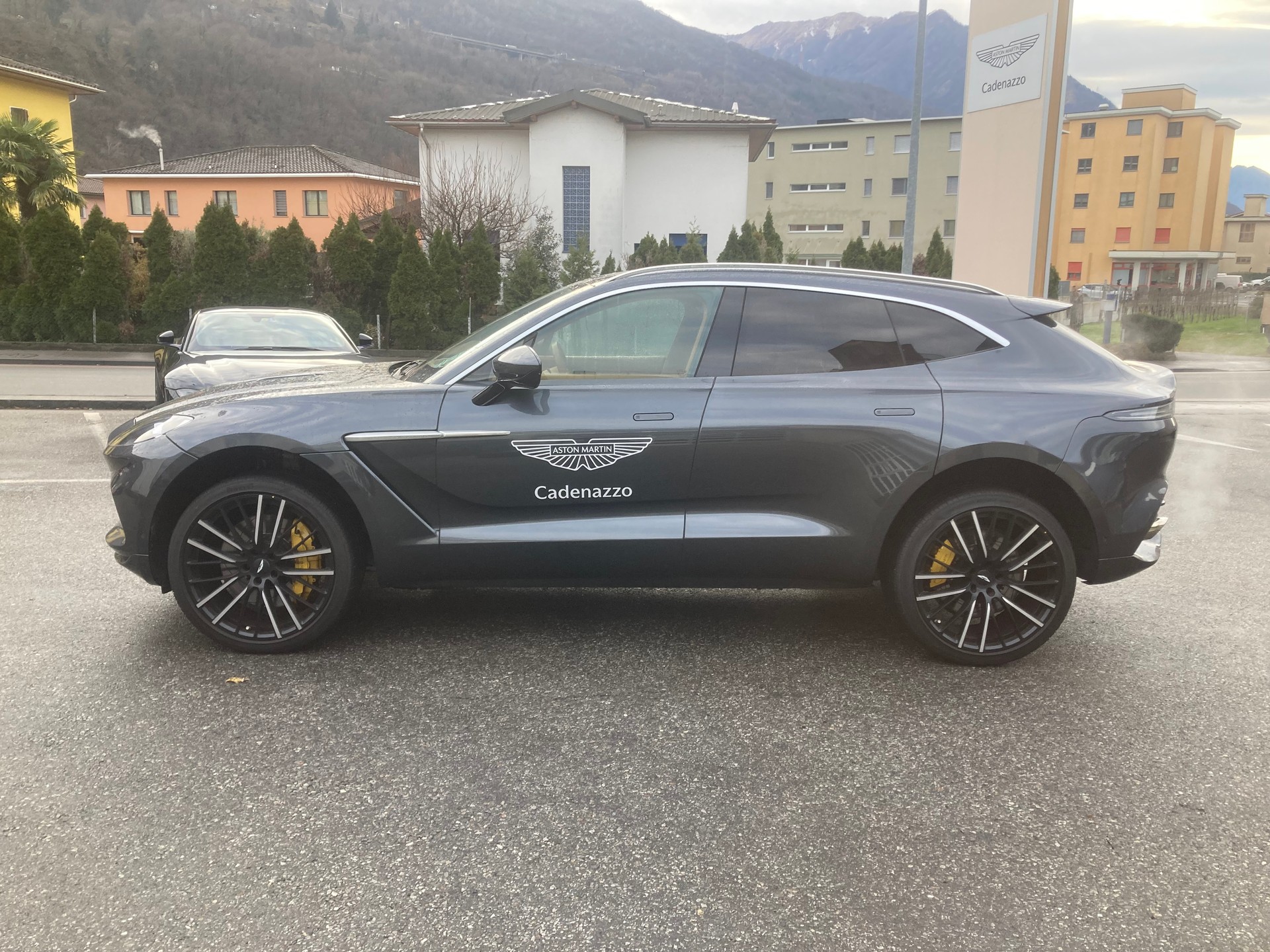 ASTON MARTIN DBX 4.0 V8-image-0