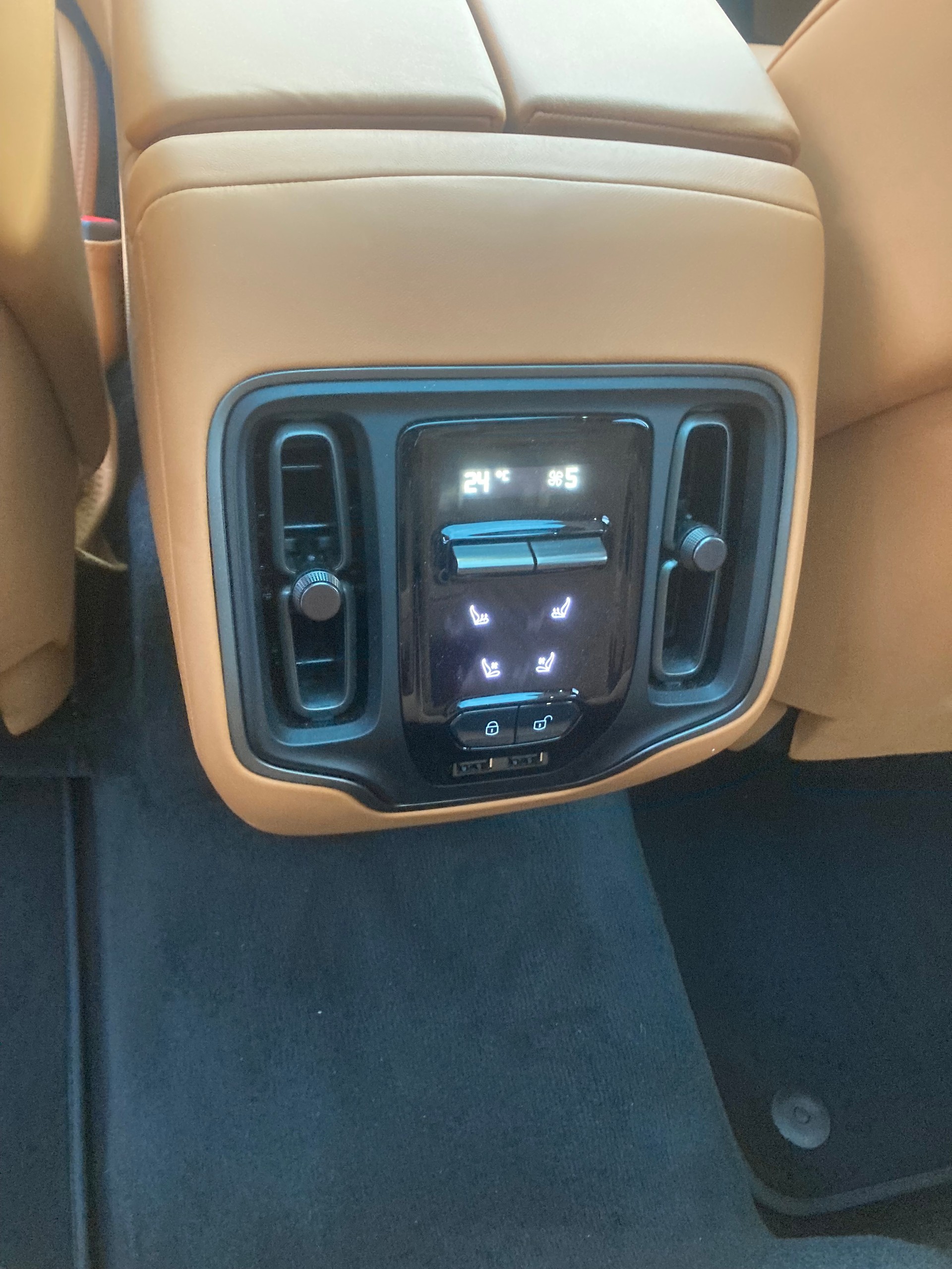 ASTON MARTIN DBX 4.0 V8-image-8