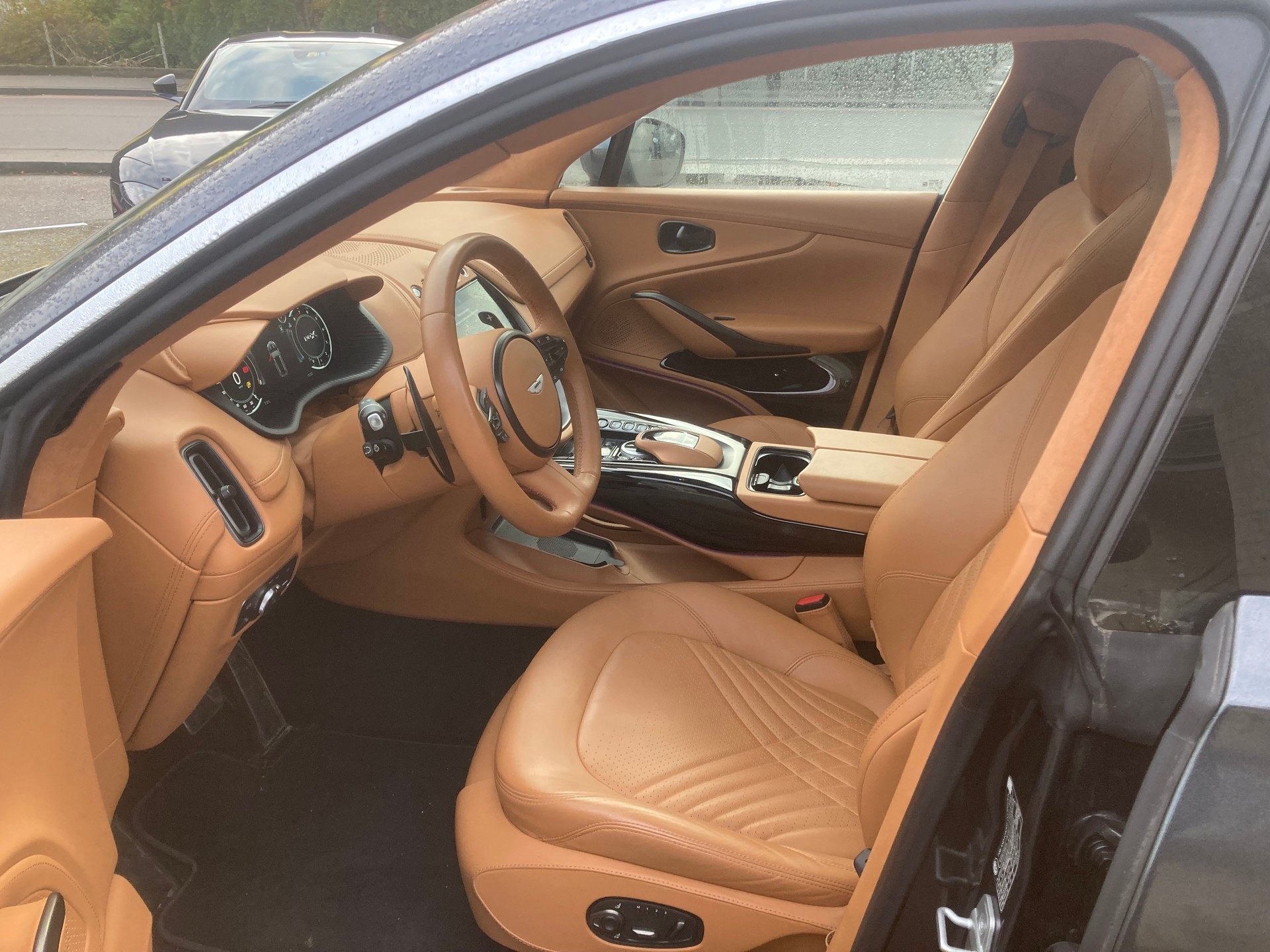 ASTON MARTIN DBX 4.0 V8-image-5