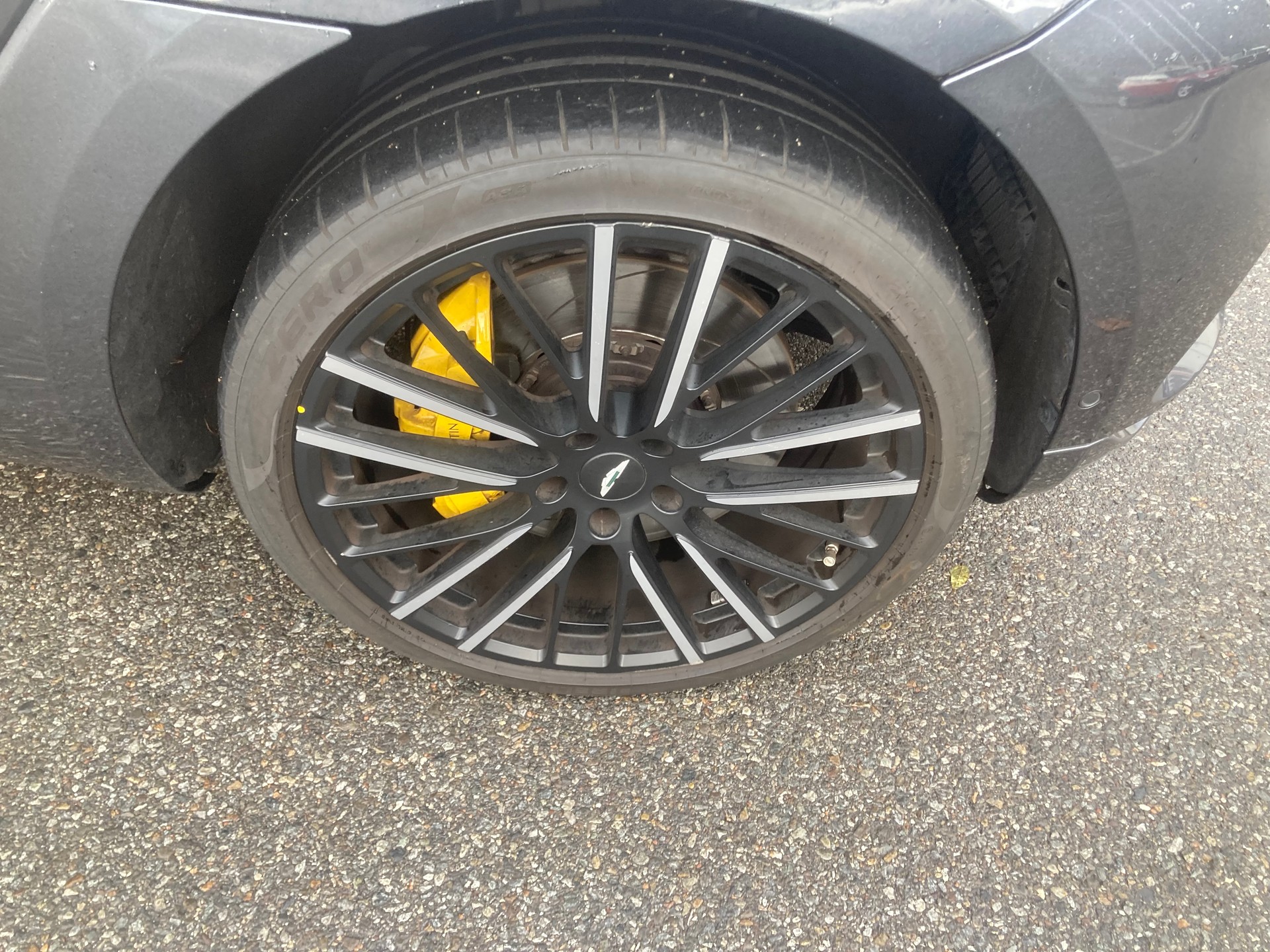 ASTON MARTIN DBX 4.0 V8-image-2