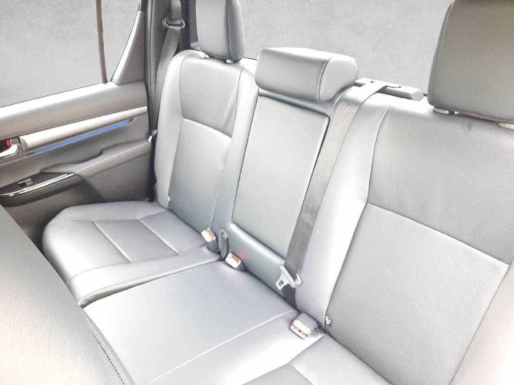 TOYOTA Hilux Double Cab.-Pick-up 2.8 D-4D 204 Invincible MHEV-image-4