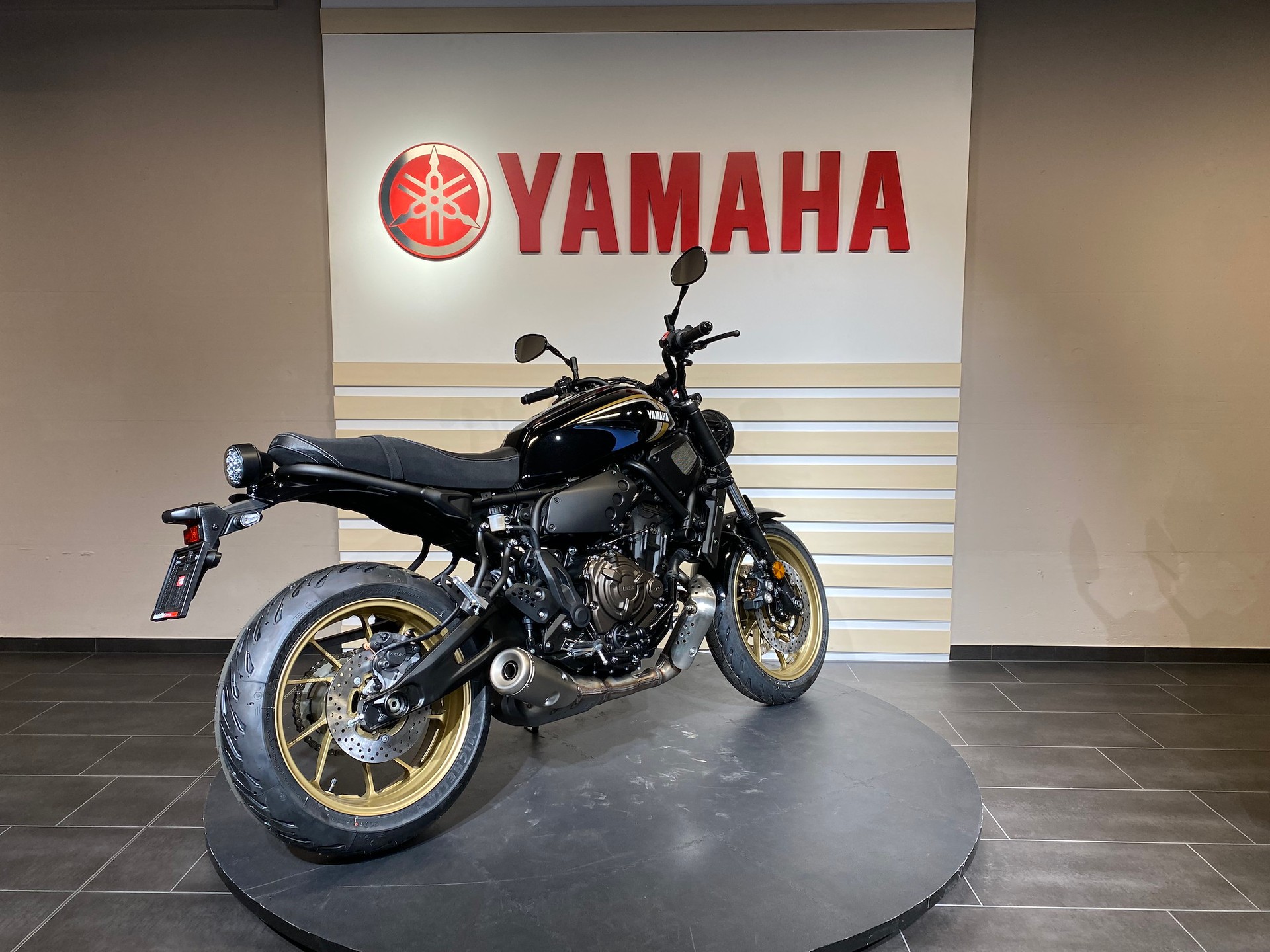YAMAHA XSR 700-showroom-element-3