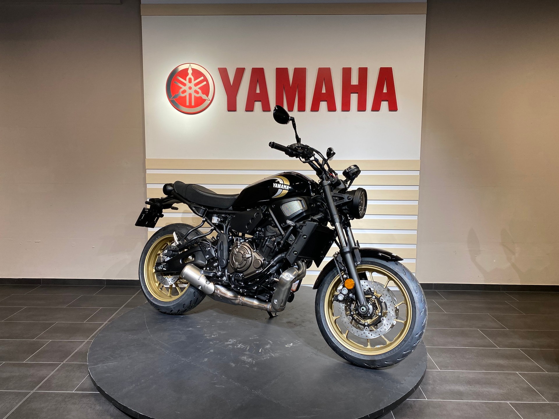 YAMAHA XSR 700-showroom-element-1