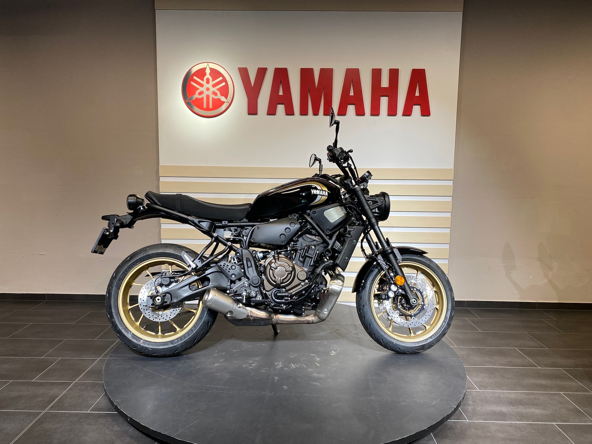 YAMAHA XSR 700-showroom-element-2