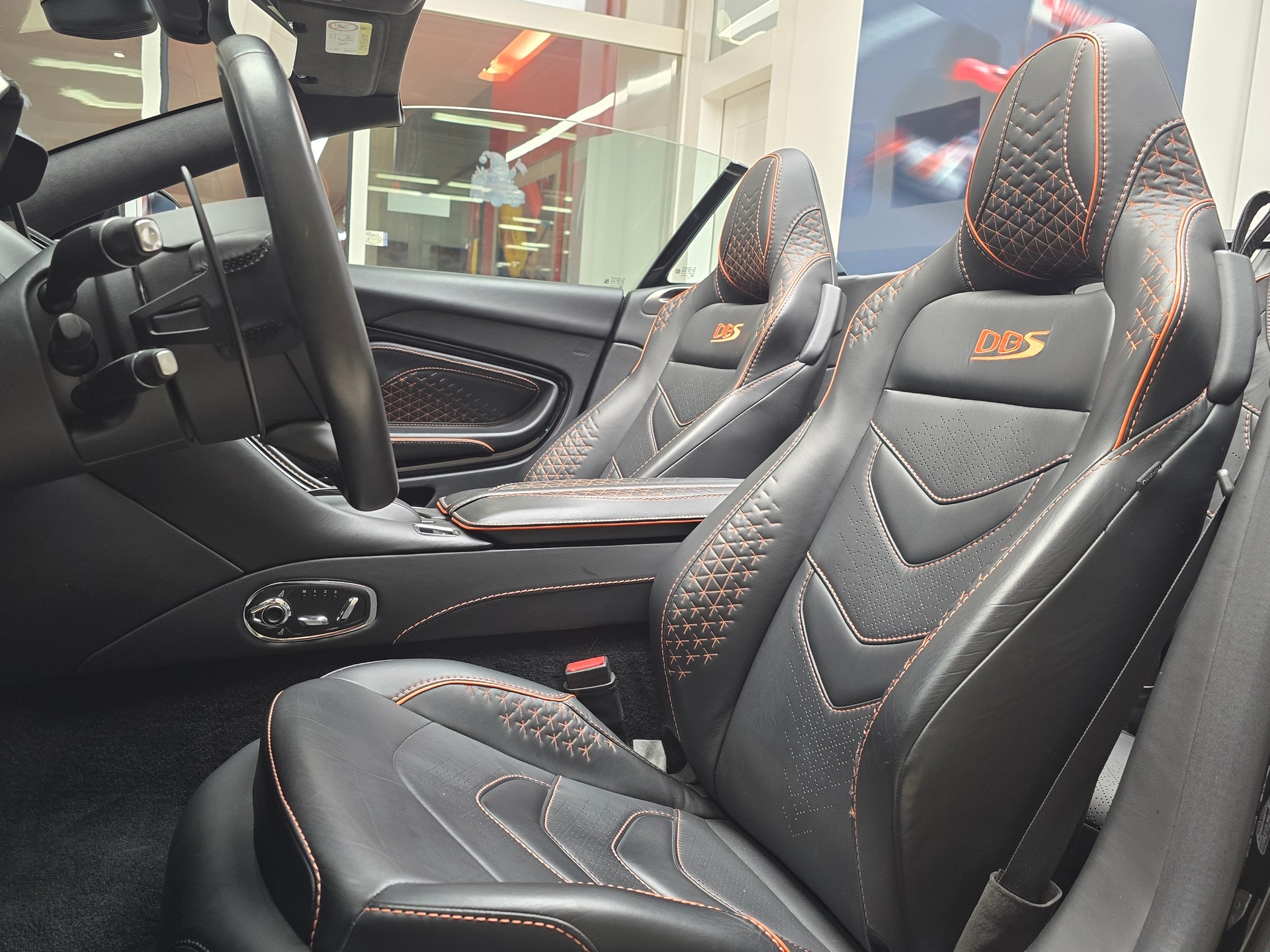 ASTON MARTIN DBS Volante Cabrio Superleggera-image-9