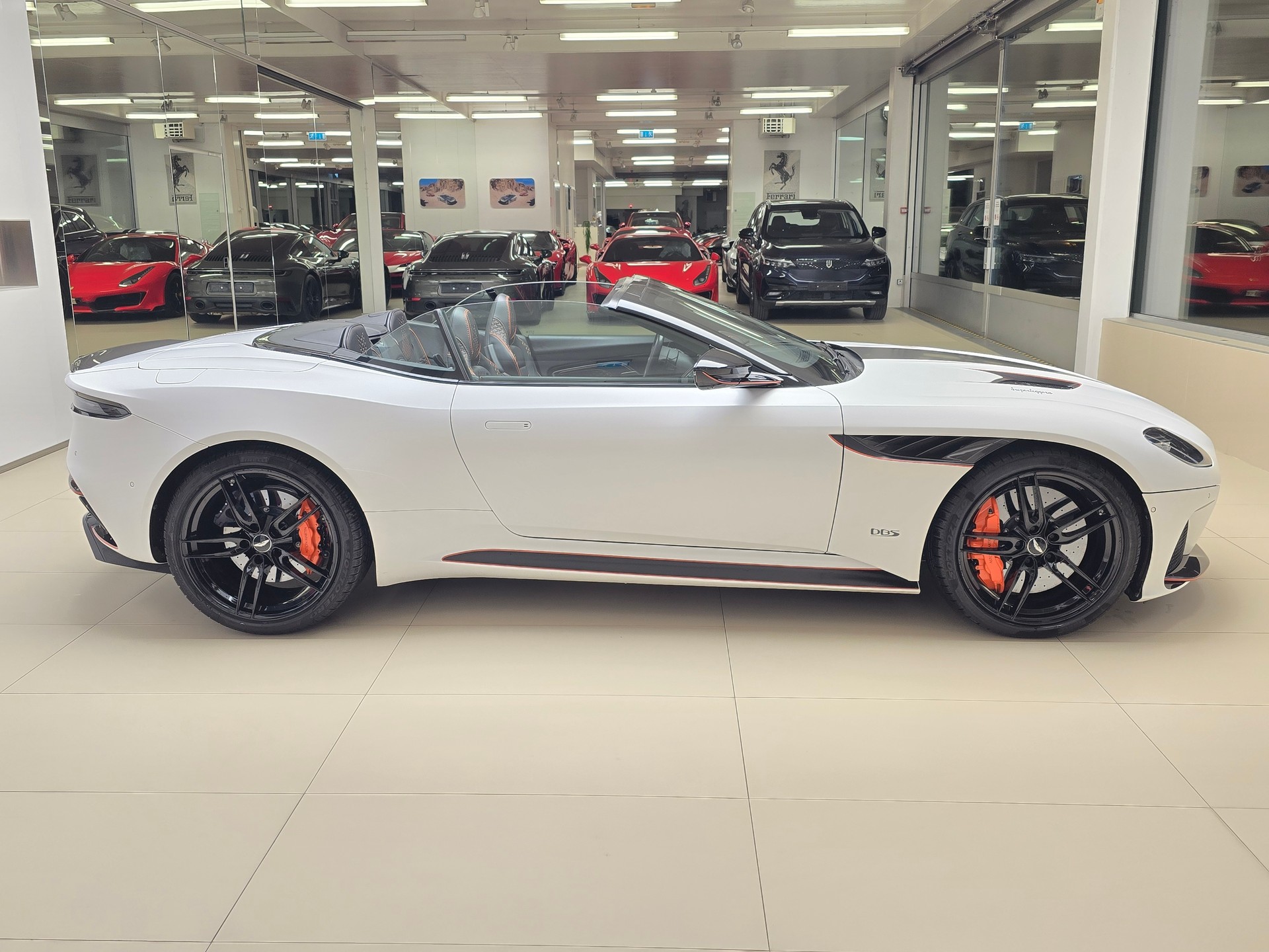 ASTON MARTIN DBS Volante Cabrio Superleggera-image-3
