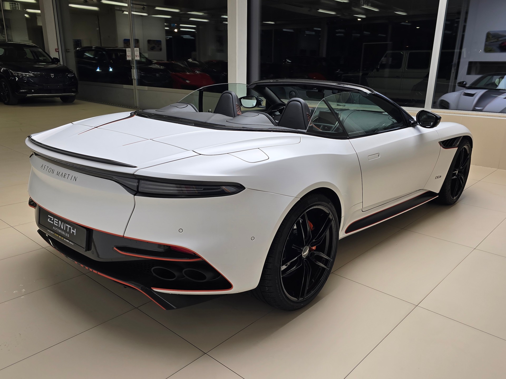 ASTON MARTIN DBS Volante Cabrio Superleggera-image-4