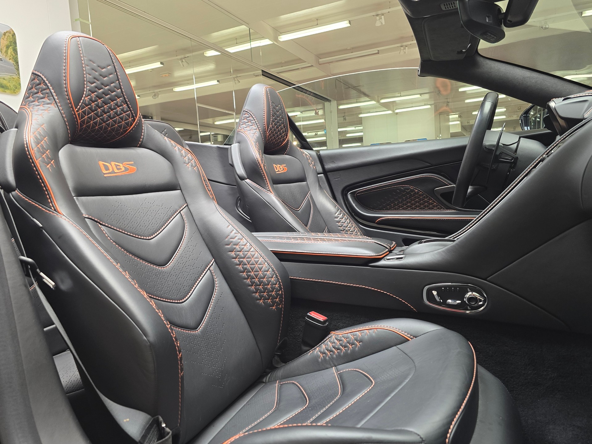 ASTON MARTIN DBS Volante Cabrio Superleggera-image-12