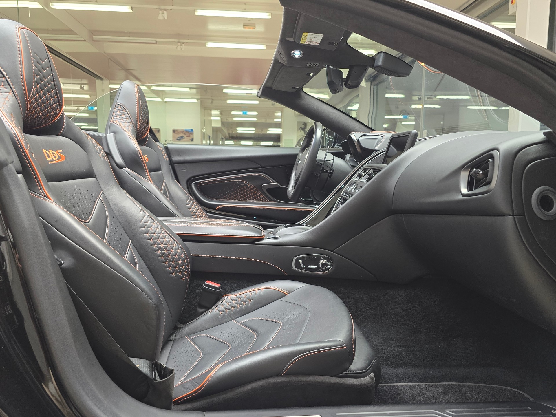 ASTON MARTIN DBS Volante Cabrio Superleggera-image-11