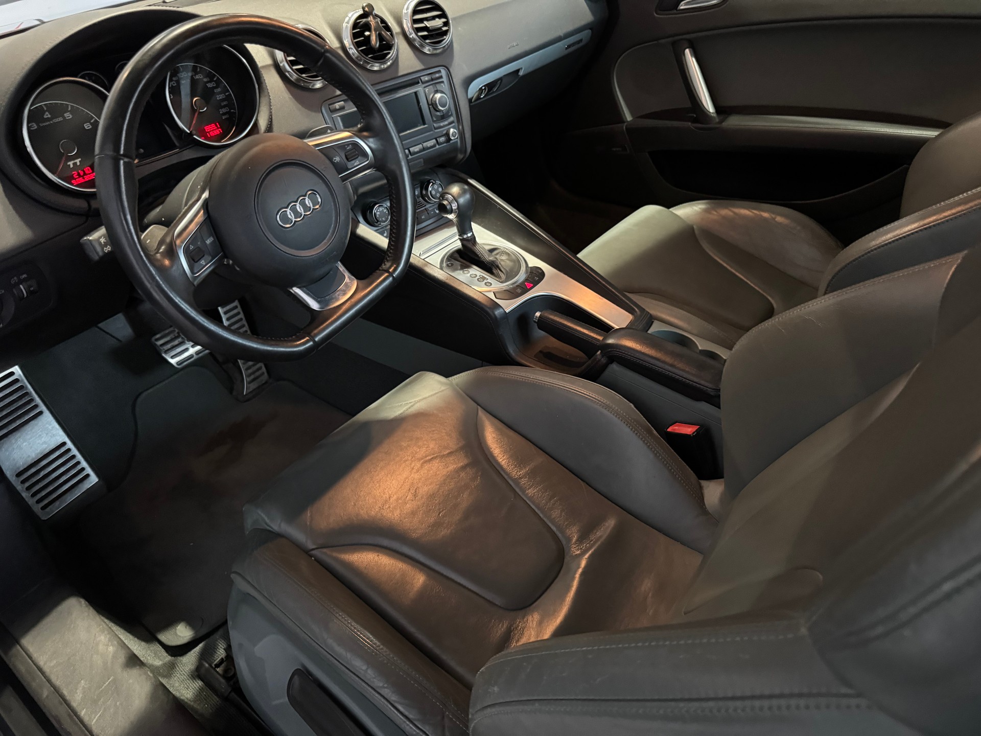 AUDI TT Coupé 3.2 quattro-image-22