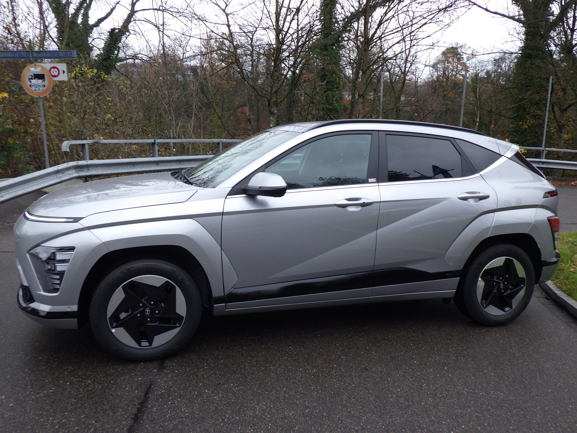 HYUNDAI Kona EV 65.4 kWh Amplia-showroom-element-1