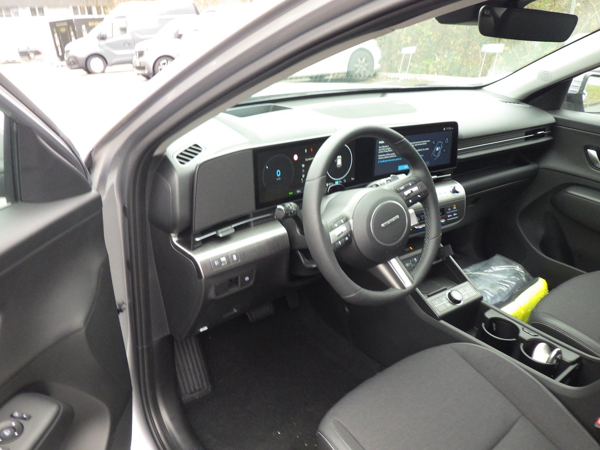 HYUNDAI Kona EV 65.4 kWh Amplia-showroom-element-3
