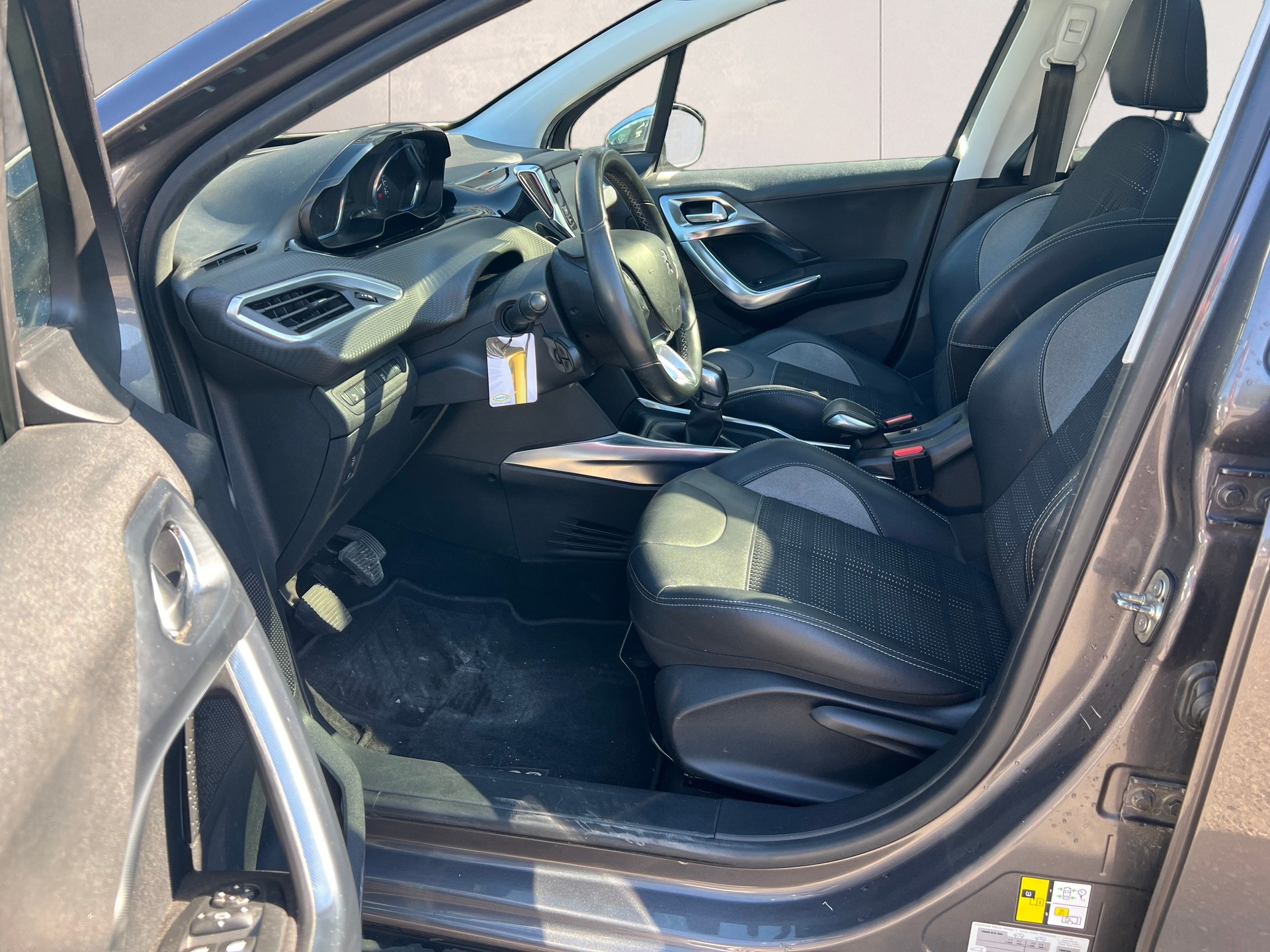 PEUGEOT 2008 1.6 VTI Allure-image-11
