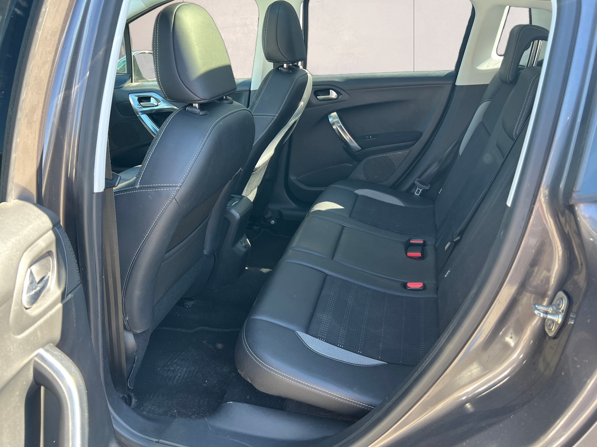 PEUGEOT 2008 1.6 VTI Allure-image-13