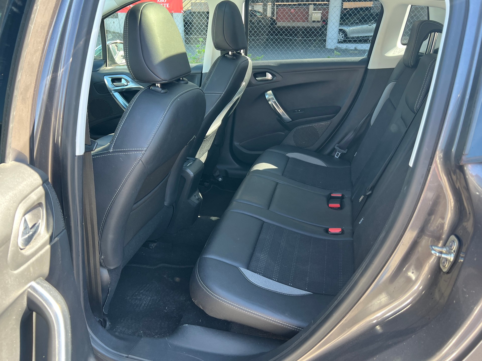 PEUGEOT 2008 1.6 VTI Allure-image-13
