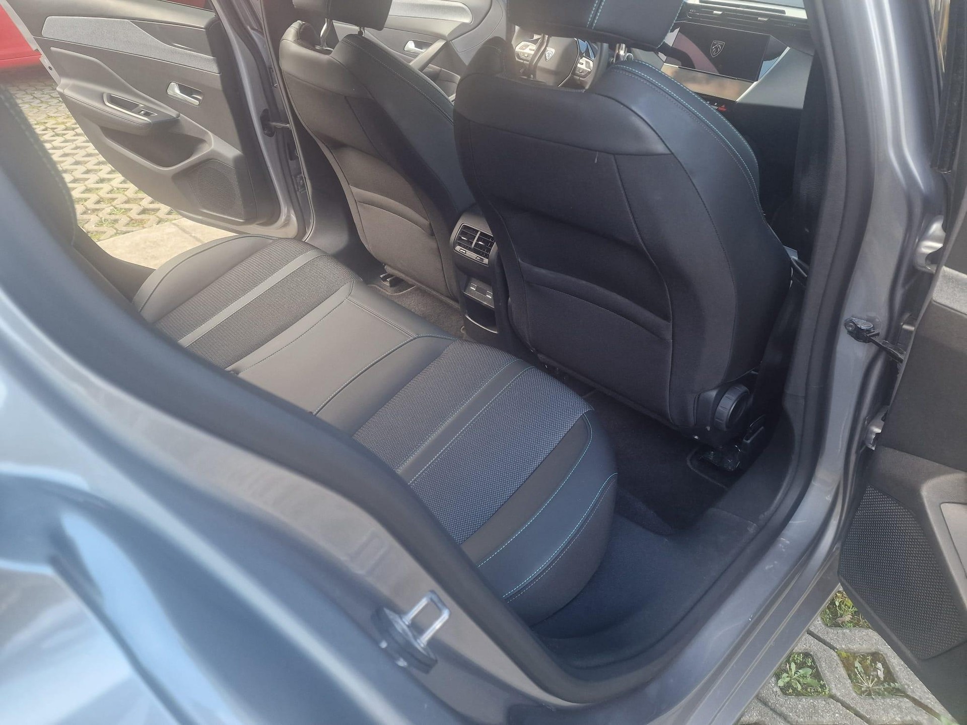 PEUGEOT 308 1.2 Hybrid Allure-image-8