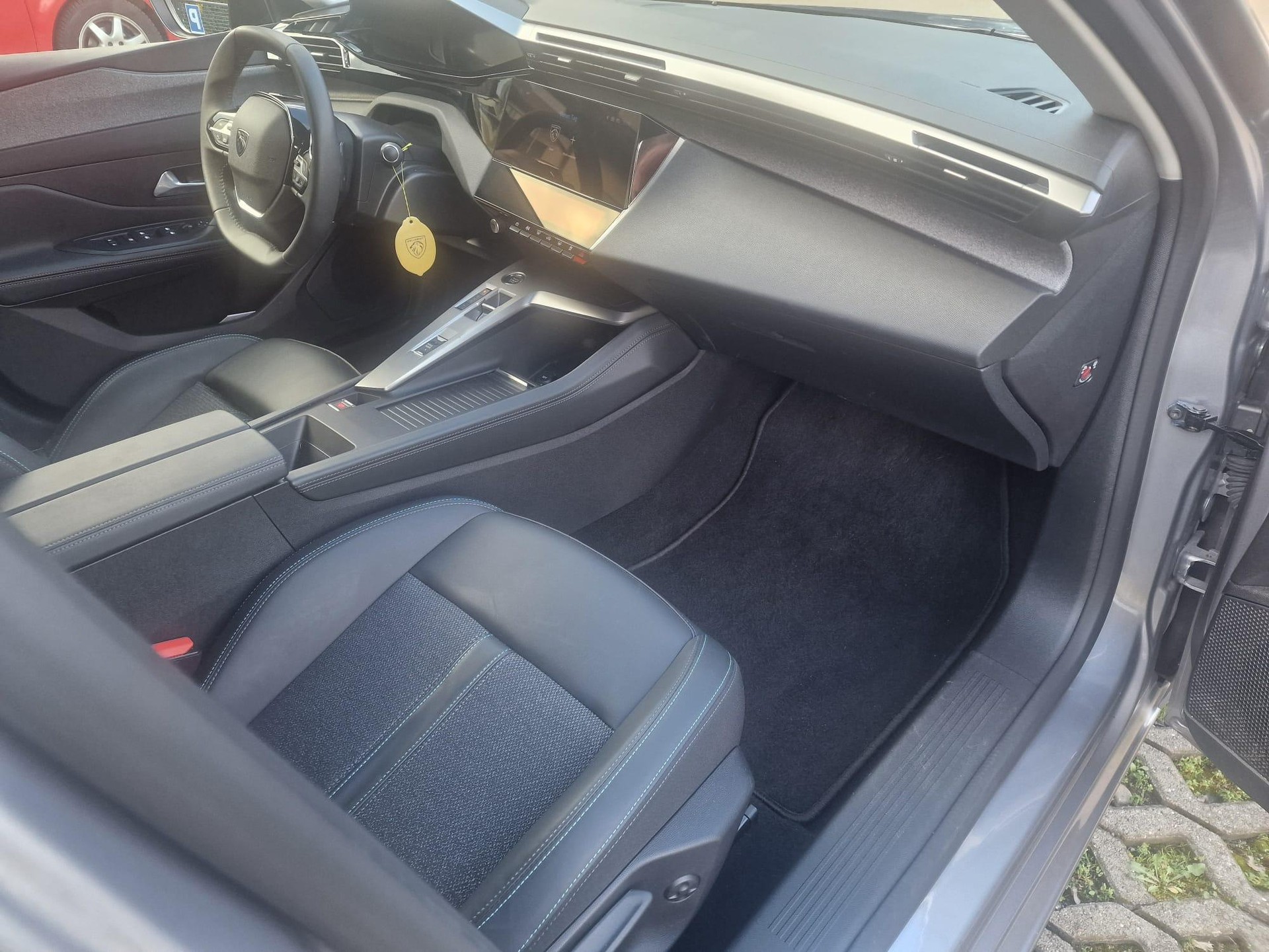 PEUGEOT 308 1.2 Hybrid Allure-image-7