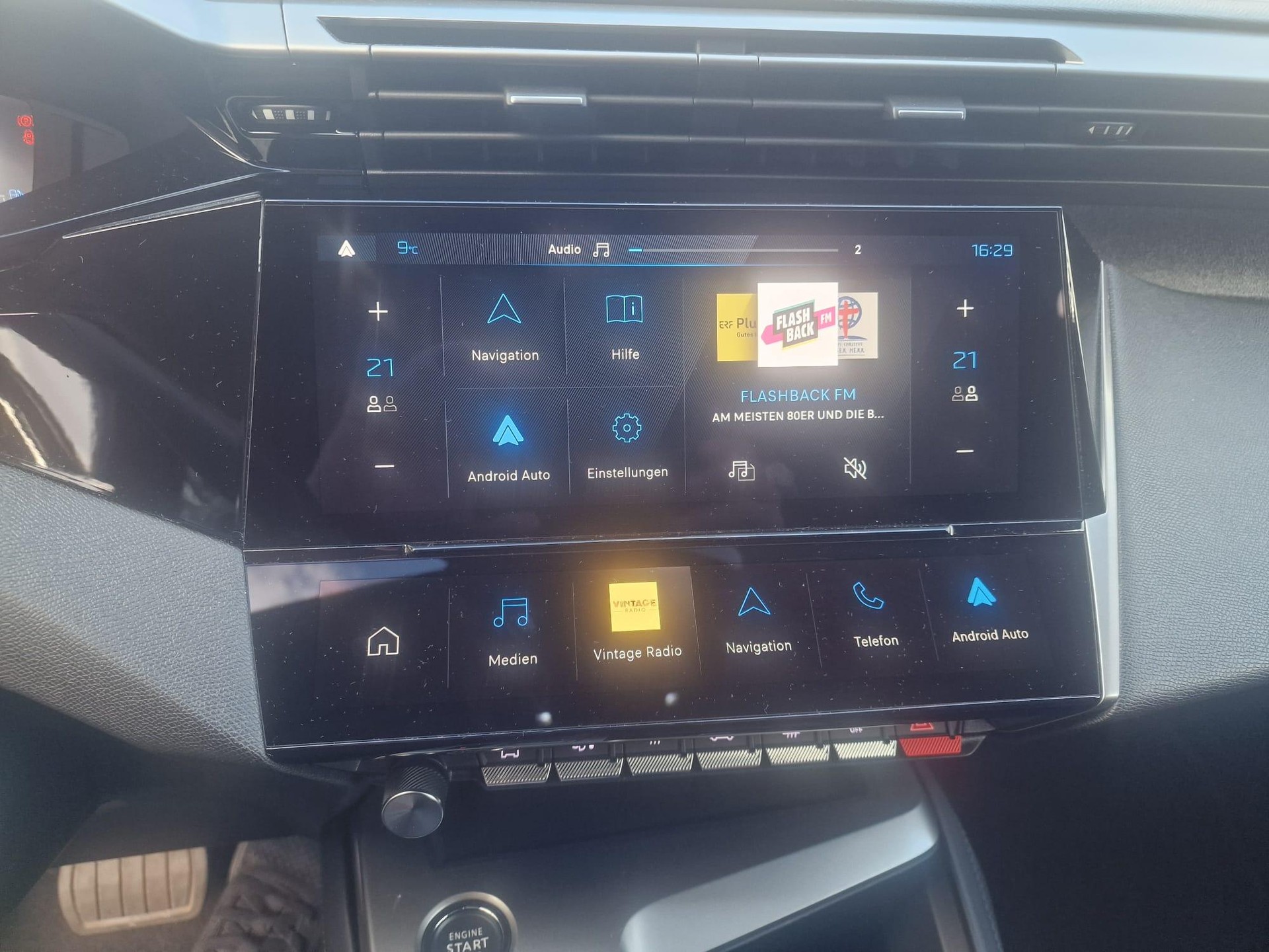 PEUGEOT 308 1.2 Hybrid Allure-image-10