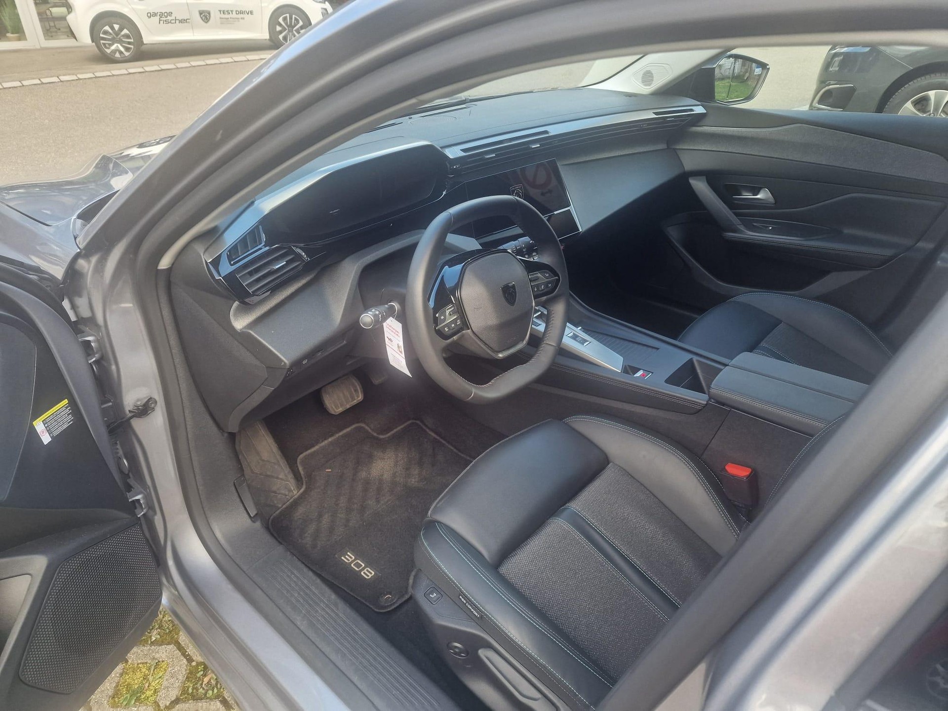 PEUGEOT 308 1.2 Hybrid Allure-image-4