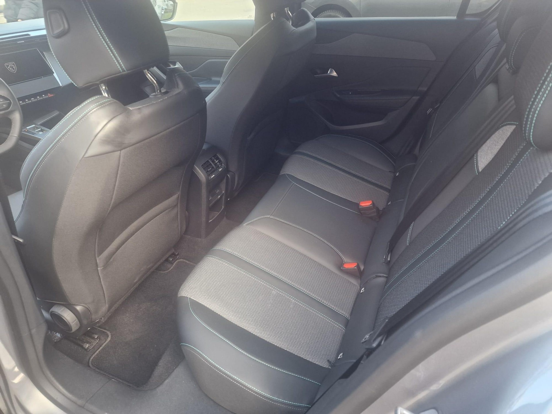 PEUGEOT 308 1.2 Hybrid Allure-image-6