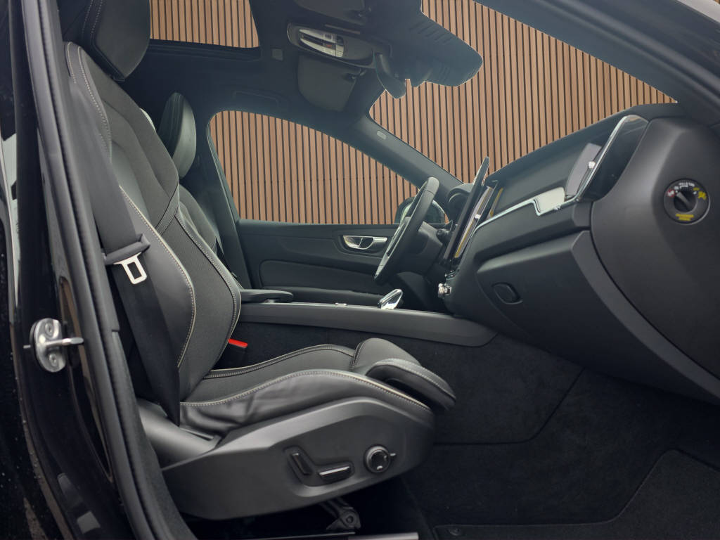 VOLVO XC60 2.0 B5 MH Black Edition AWD-image-13