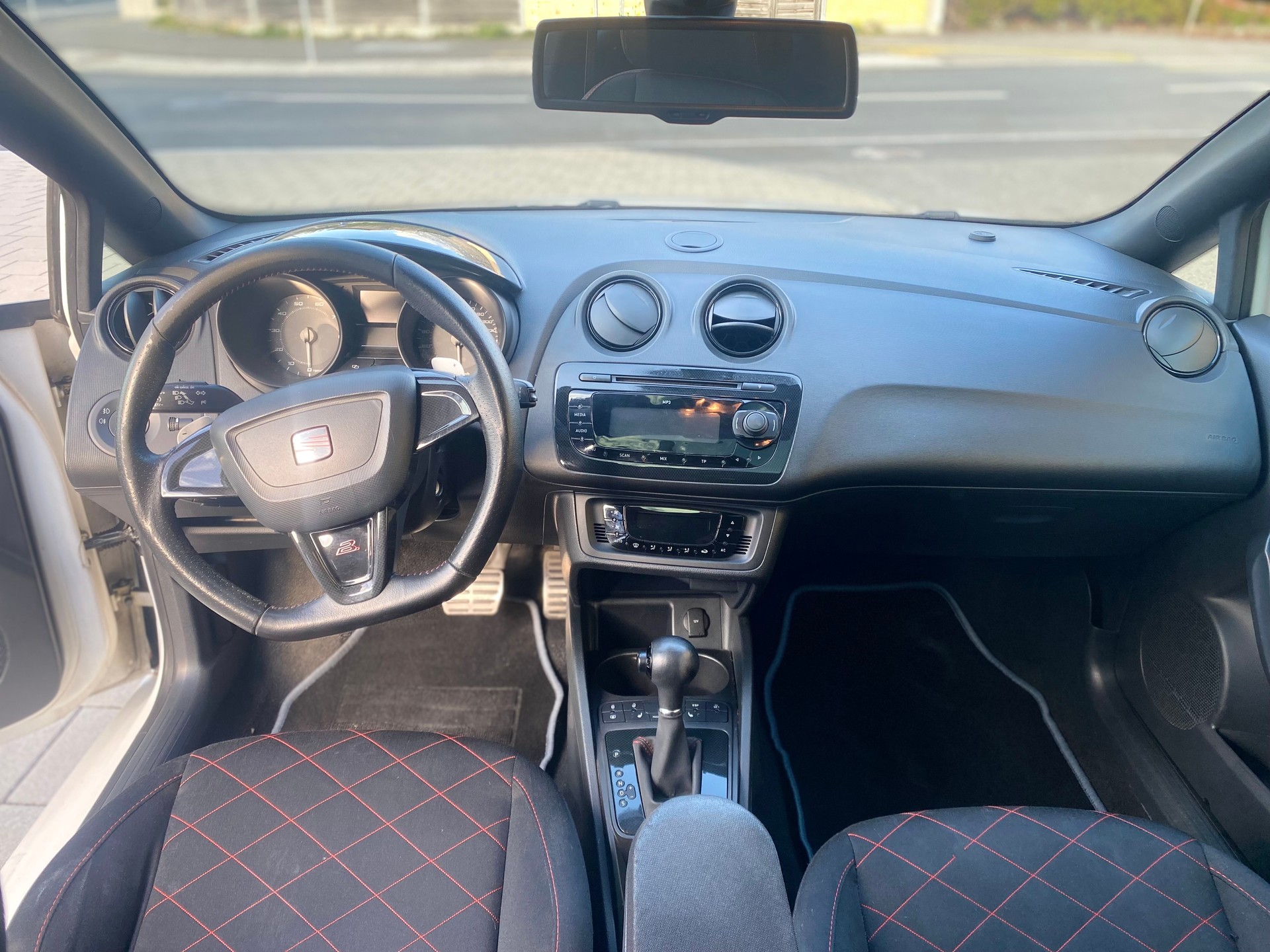 SEAT Ibiza SC 1.4 TSI Cupra DSG-image-9