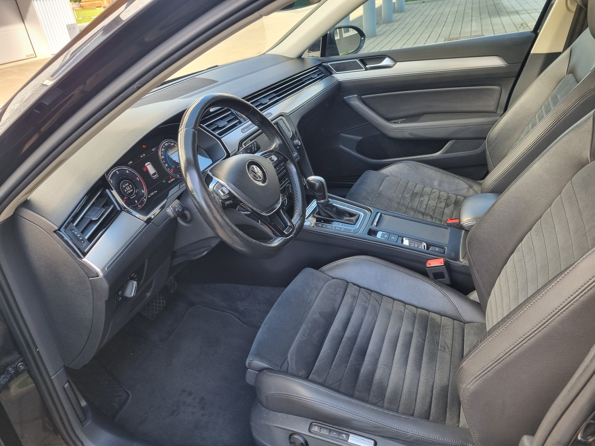 VW Passat Variant 2.0 TDI BMT Highline DSG 4Motion-image-5