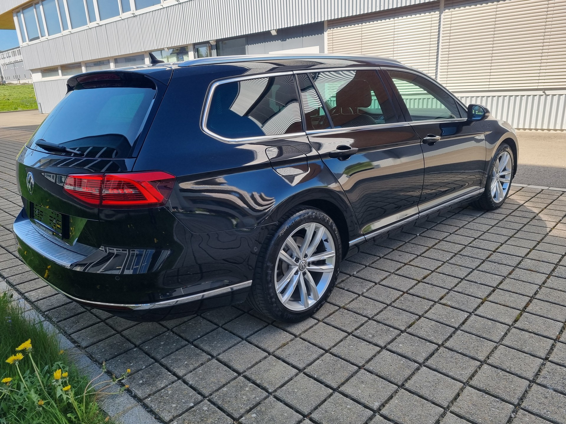 VW Passat Variant 2.0 TDI BMT Highline DSG 4Motion-image-3