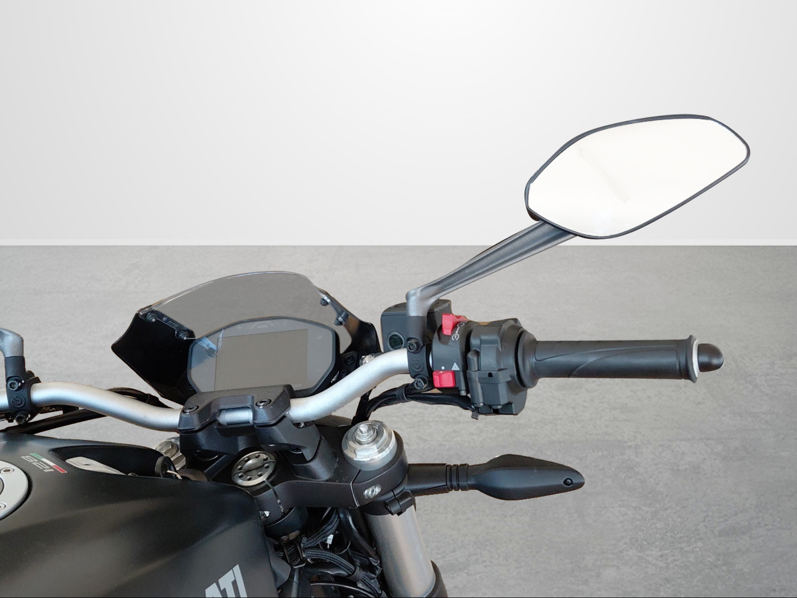 DUCATI Monster 821 Stealth-showroom-element-2