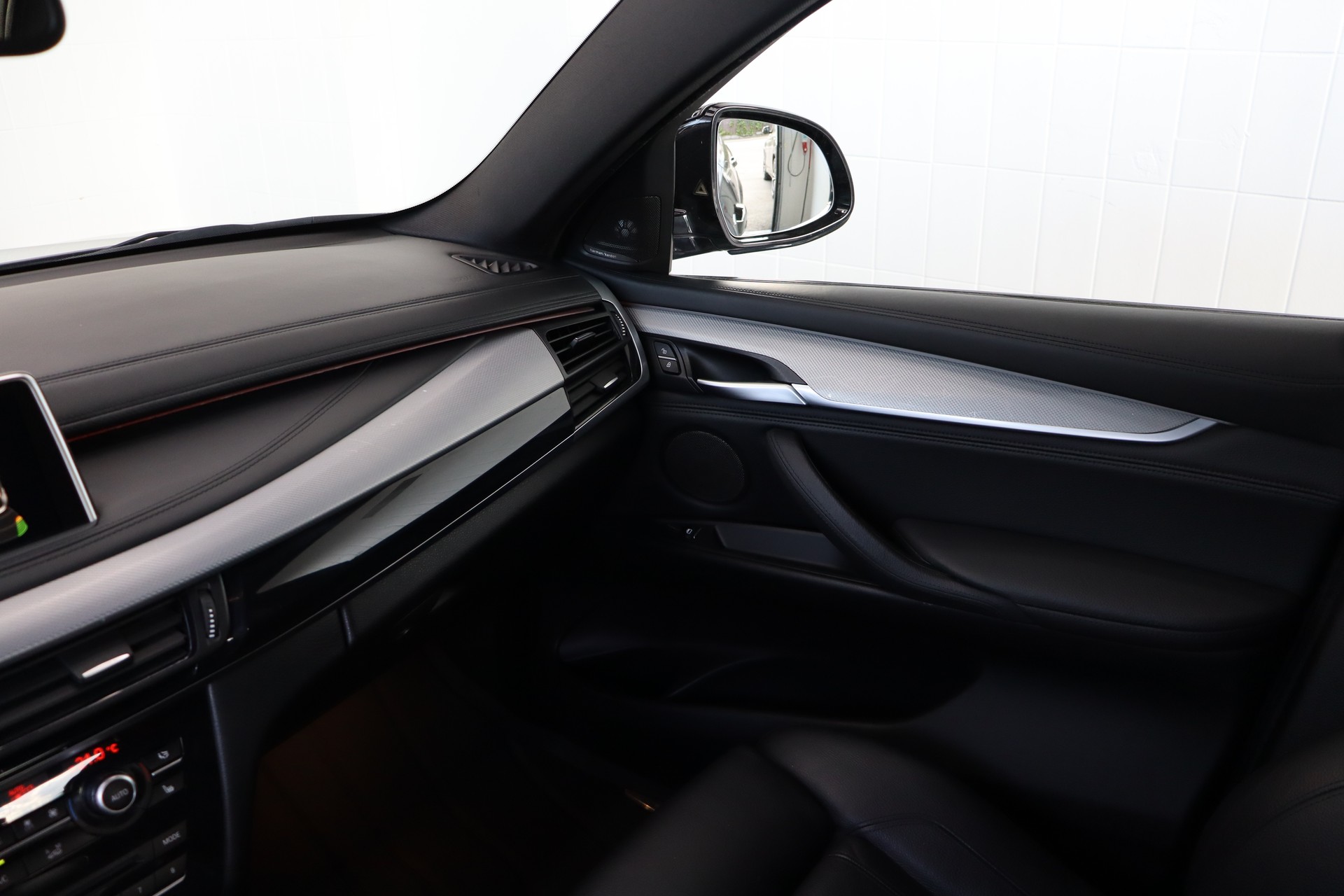 BMW X6 M50D STEPTRONIC ** TIEFERGELEGT ** AVERSUS FELGEN ** FRISCH AB MFK UND SERVICE **-image-16