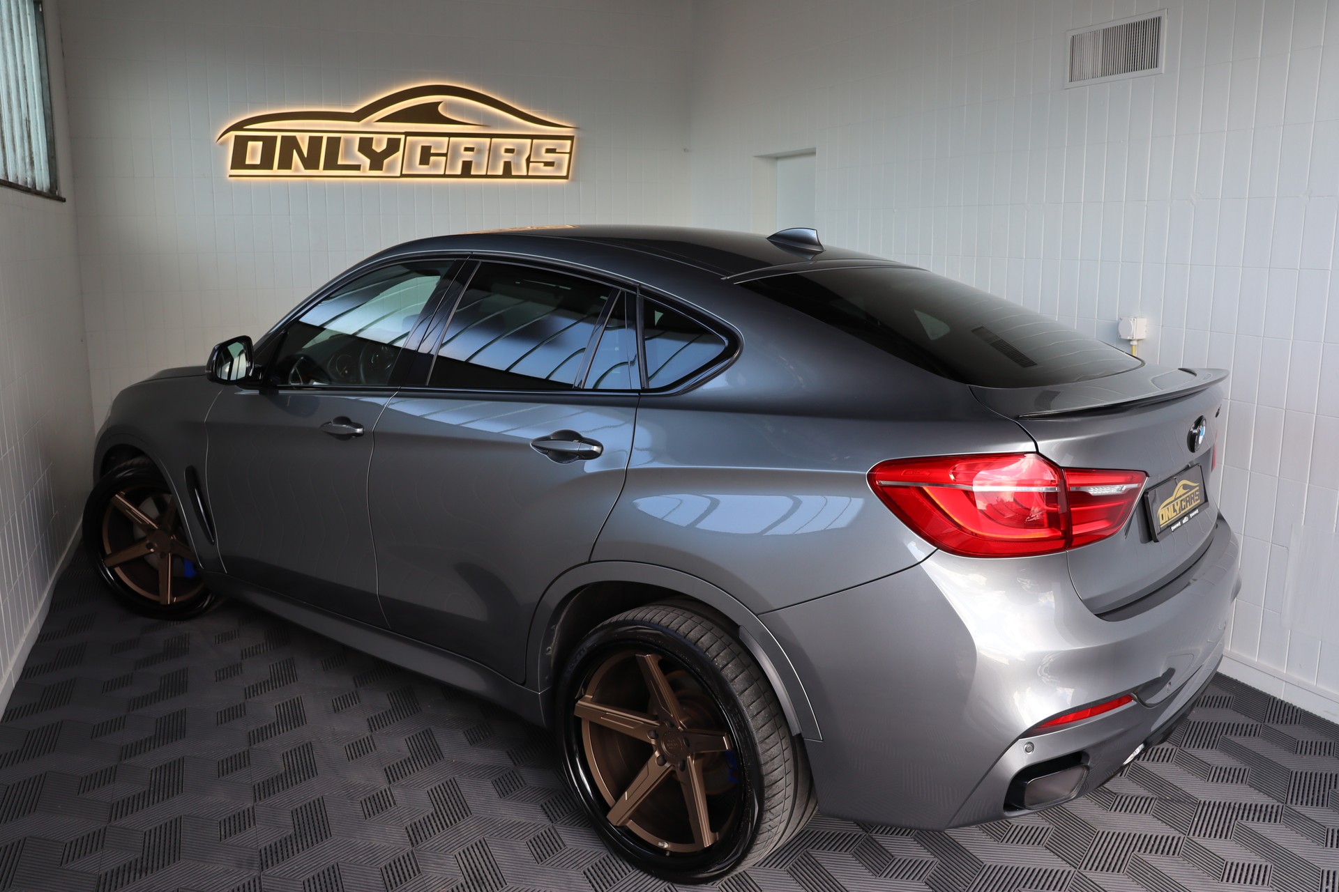 BMW X6 M50D STEPTRONIC ** TIEFERGELEGT ** AVERSUS FELGEN ** FRISCH AB MFK UND SERVICE **-image-6