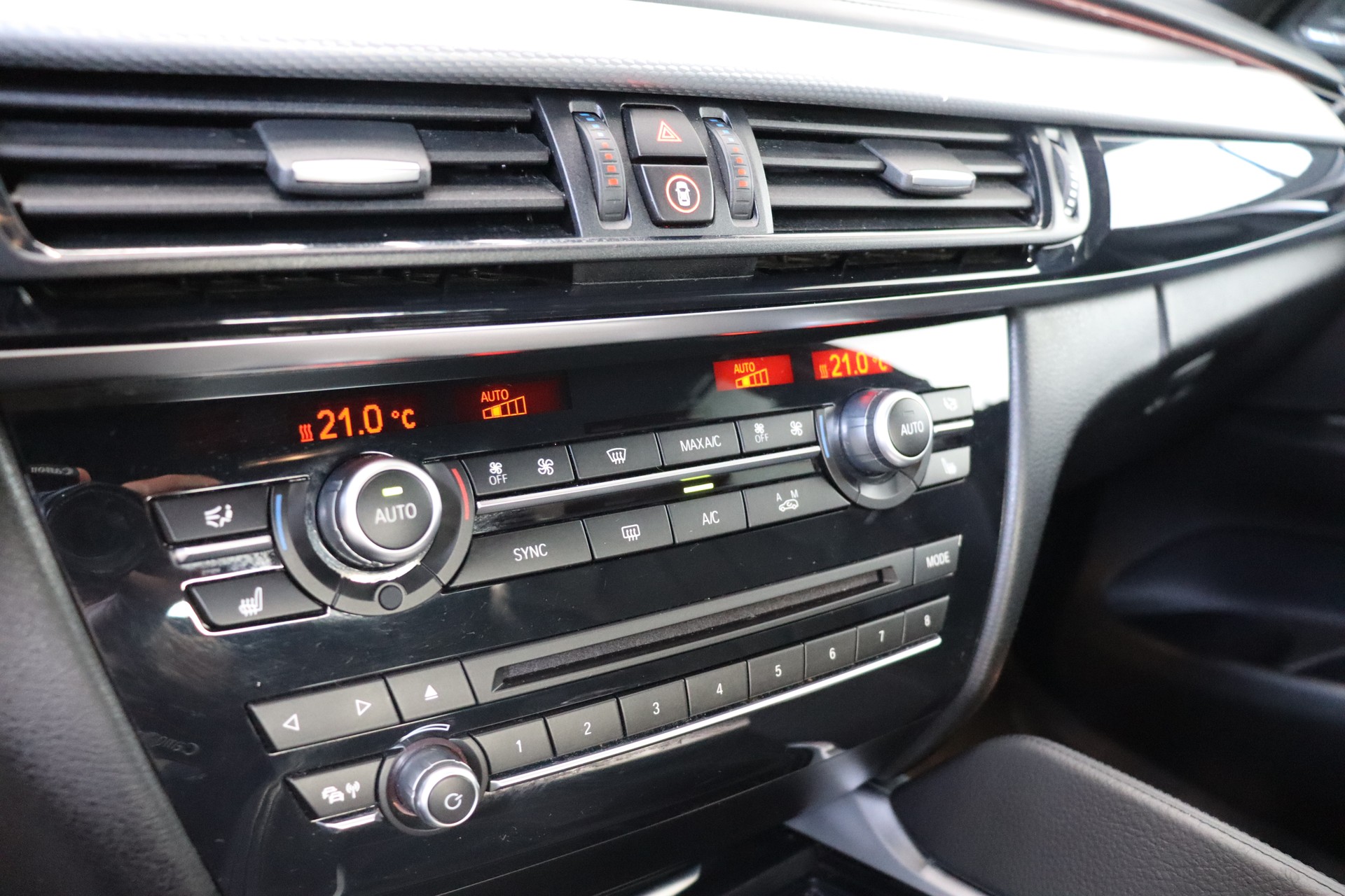 BMW X6 M50D STEPTRONIC ** TIEFERGELEGT ** AVERSUS FELGEN ** FRISCH AB MFK UND SERVICE **-image-24