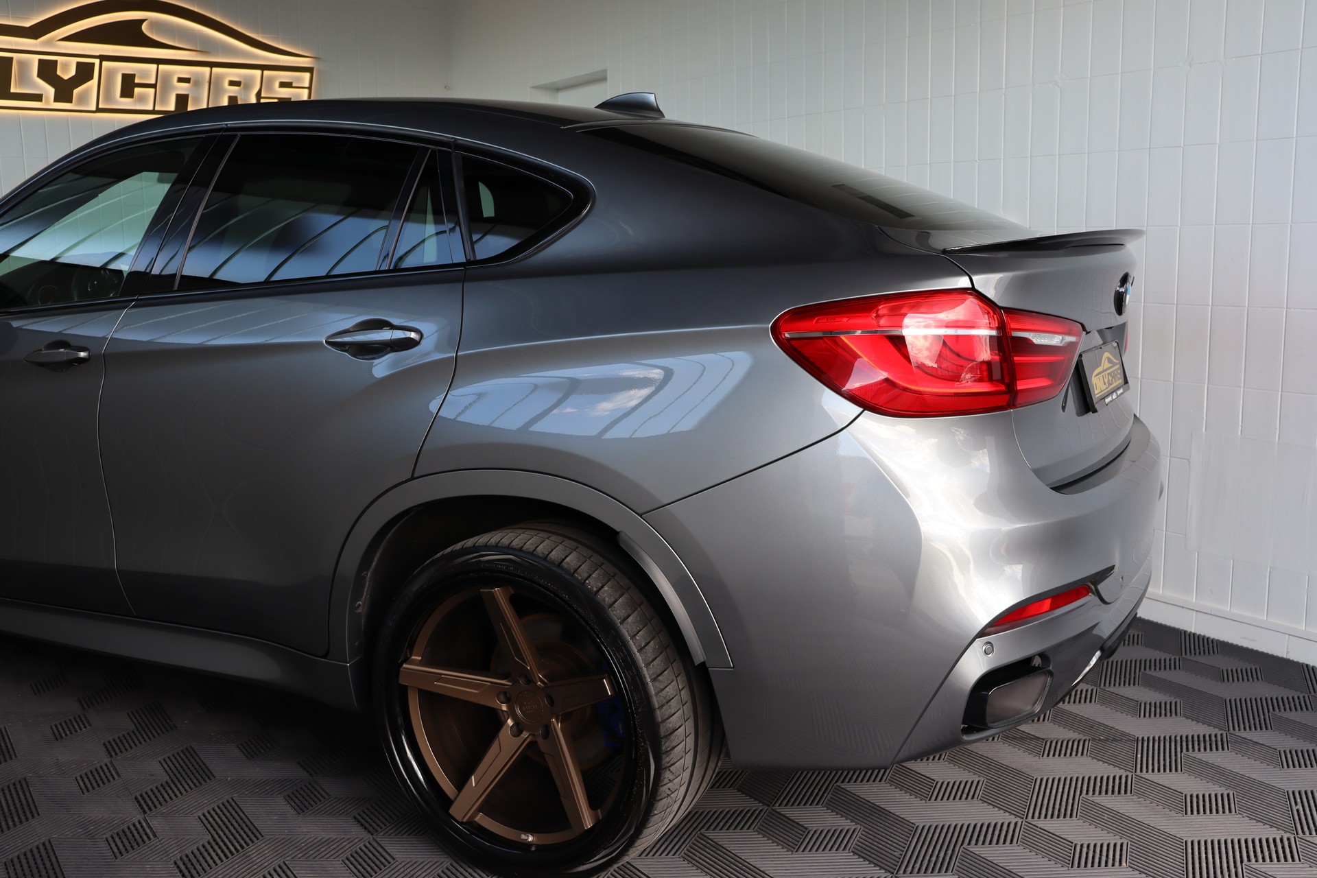 BMW X6 M50D STEPTRONIC ** TIEFERGELEGT ** AVERSUS FELGEN ** FRISCH AB MFK UND SERVICE **-image-7
