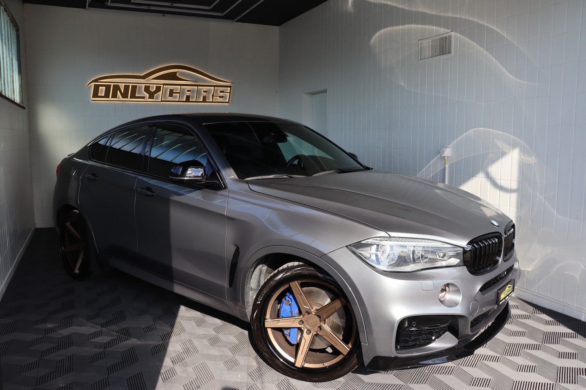 BMW X6 M50D STEPTRONIC ** TIEFERGELEGT ** AVERSUS FELGEN ** FRISCH AB MFK UND SERVICE **-showroom-element-2