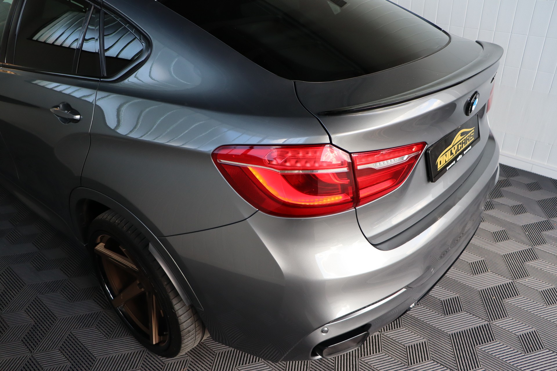 BMW X6 M50D STEPTRONIC ** TIEFERGELEGT ** AVERSUS FELGEN ** FRISCH AB MFK UND SERVICE **-image-8