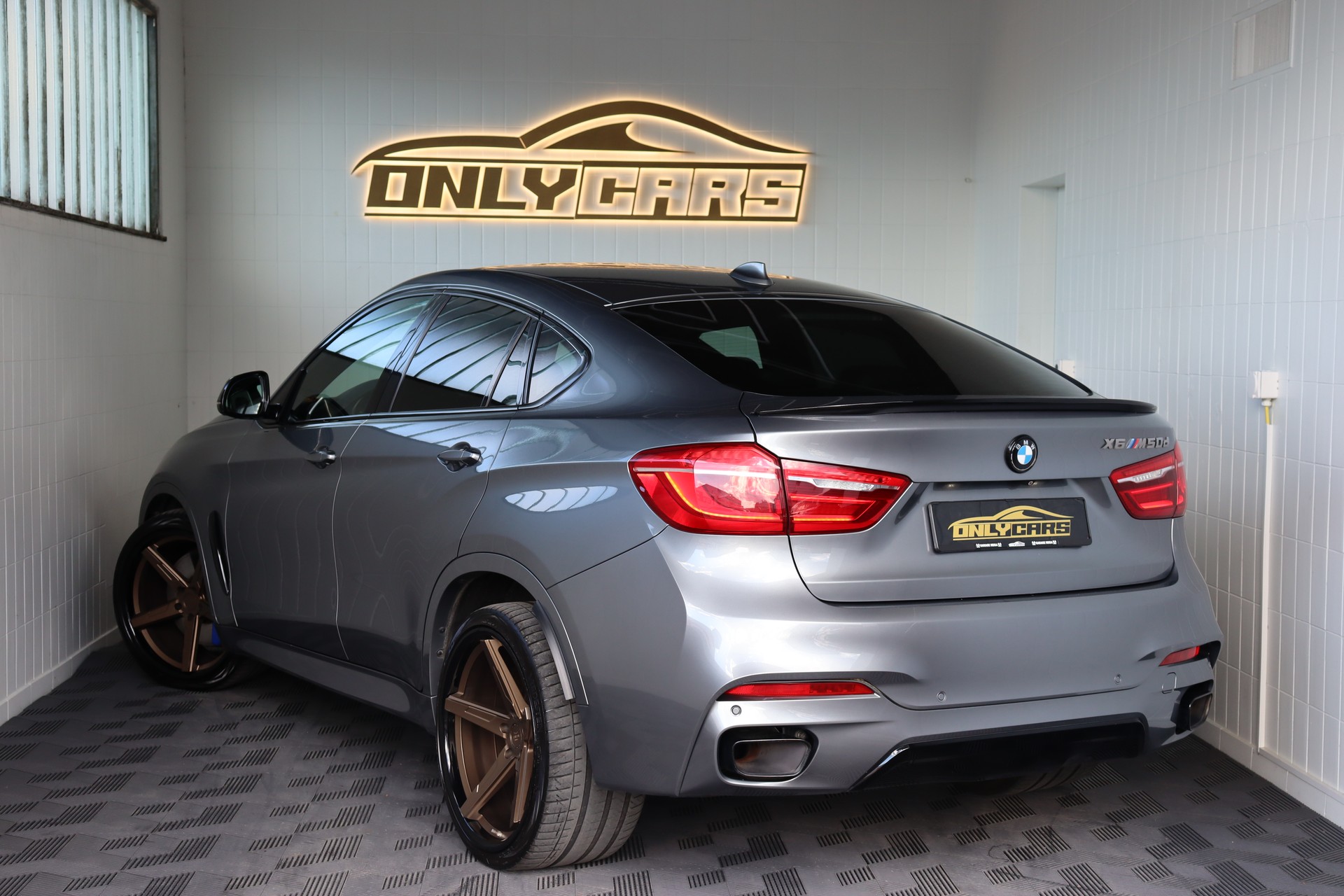 BMW X6 M50D STEPTRONIC ** TIEFERGELEGT ** AVERSUS FELGEN ** FRISCH AB MFK UND SERVICE **-image-4