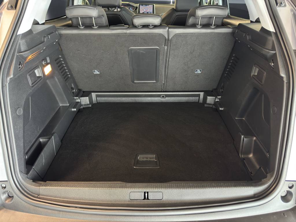 PEUGEOT 3008 1.2 PureTech Allure EAT-image-11