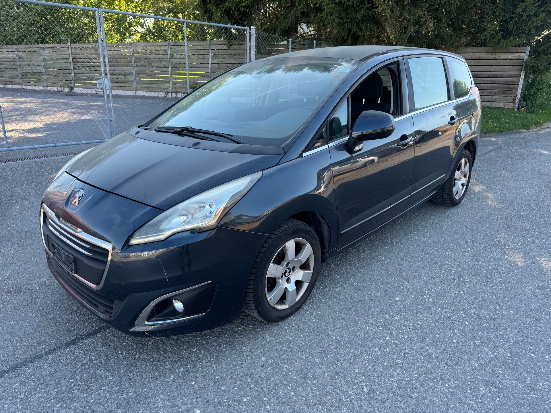 PEUGEOT 5008 1.6 HDI Business-image-0