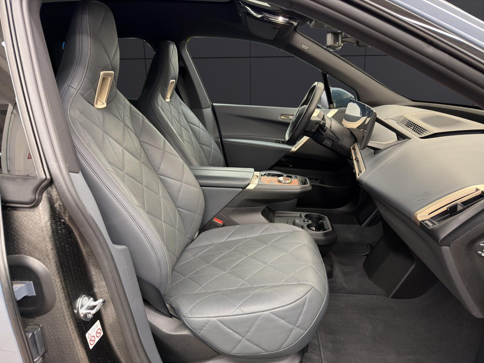 BMW iX xDrive40-image-18