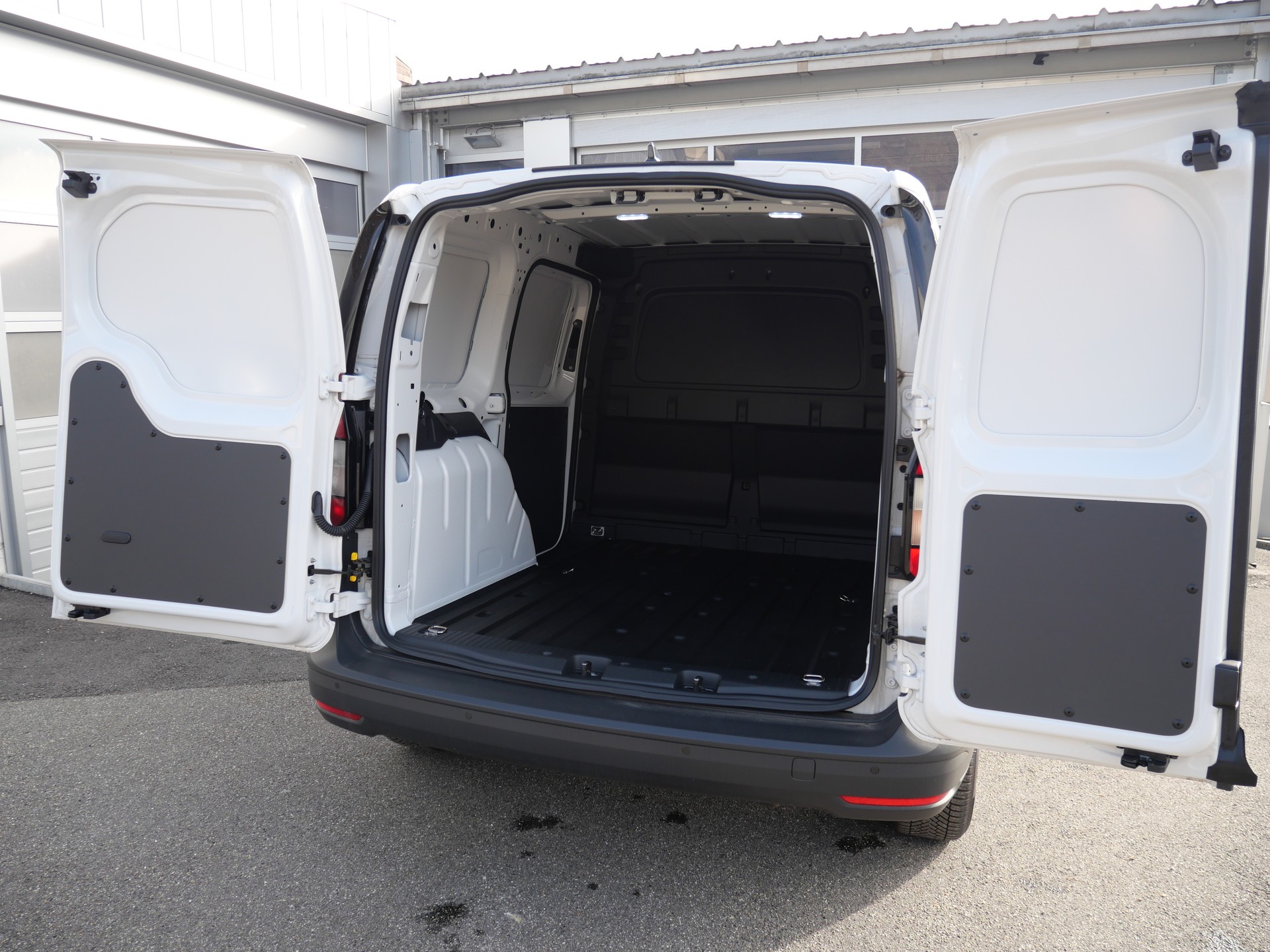 VW Caddy Cargo 2.0TDI 4Motion-image-6