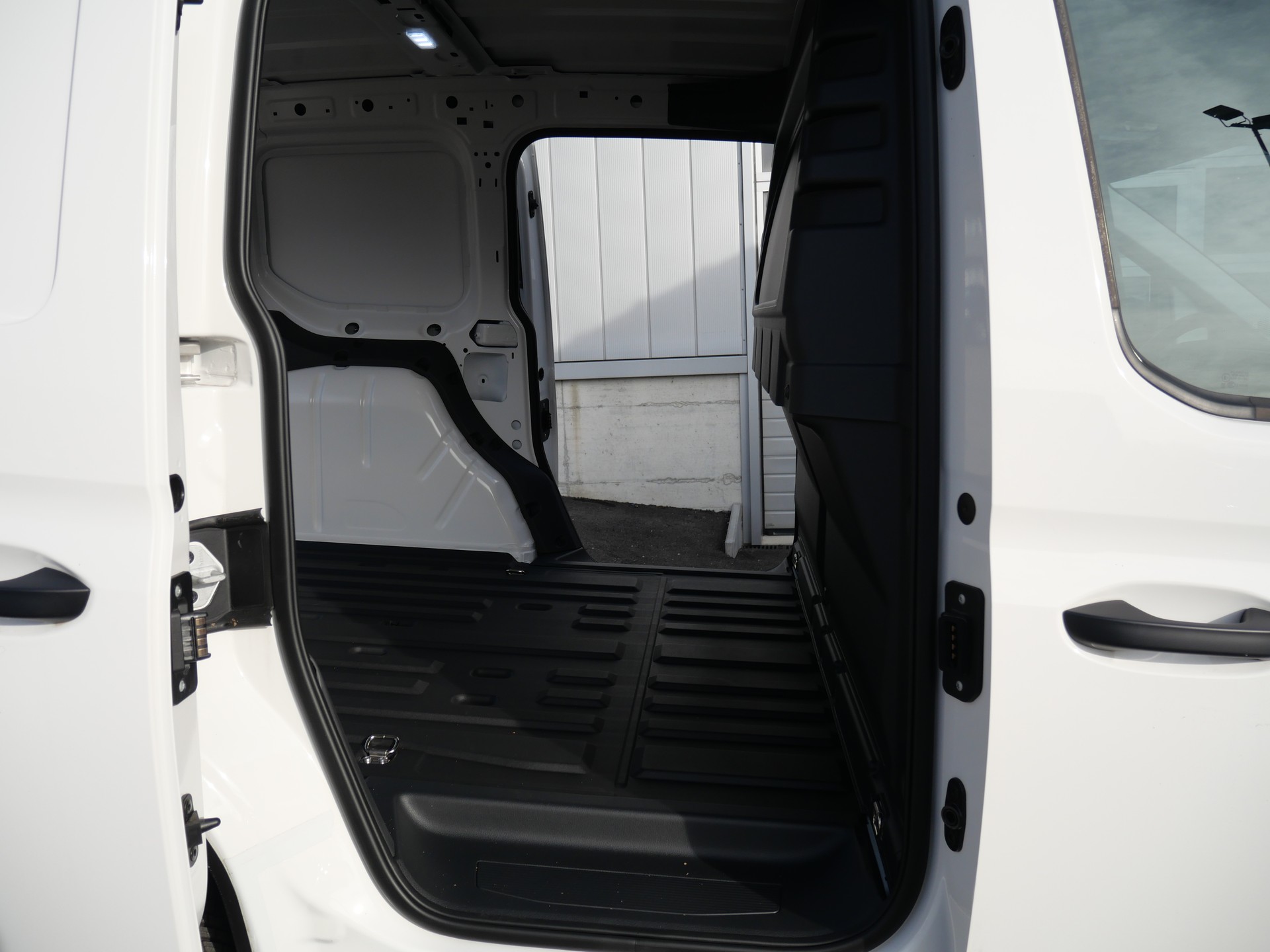 VW Caddy Cargo 2.0TDI 4Motion-image-8