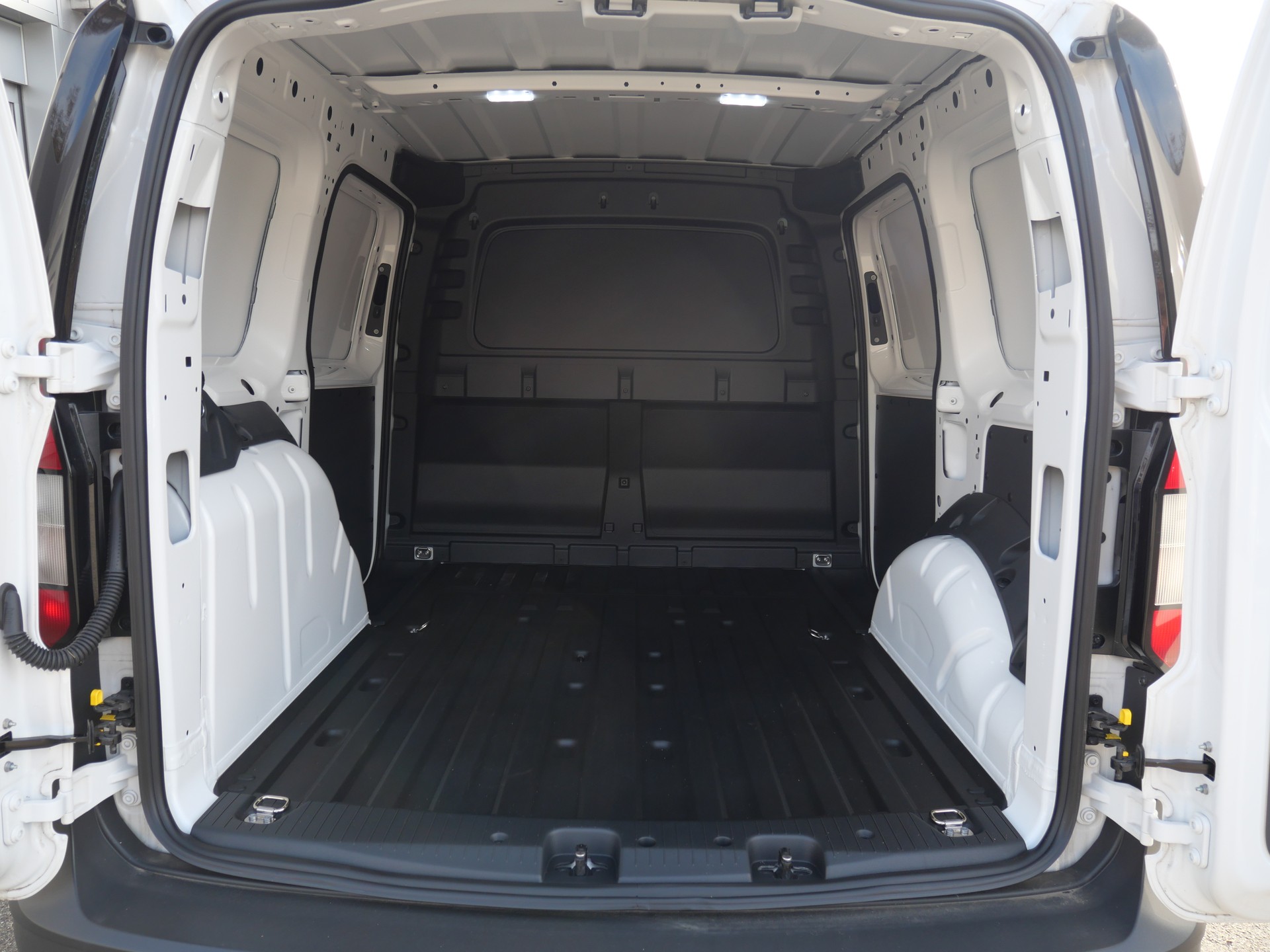 VW Caddy Cargo 2.0TDI 4Motion-image-7