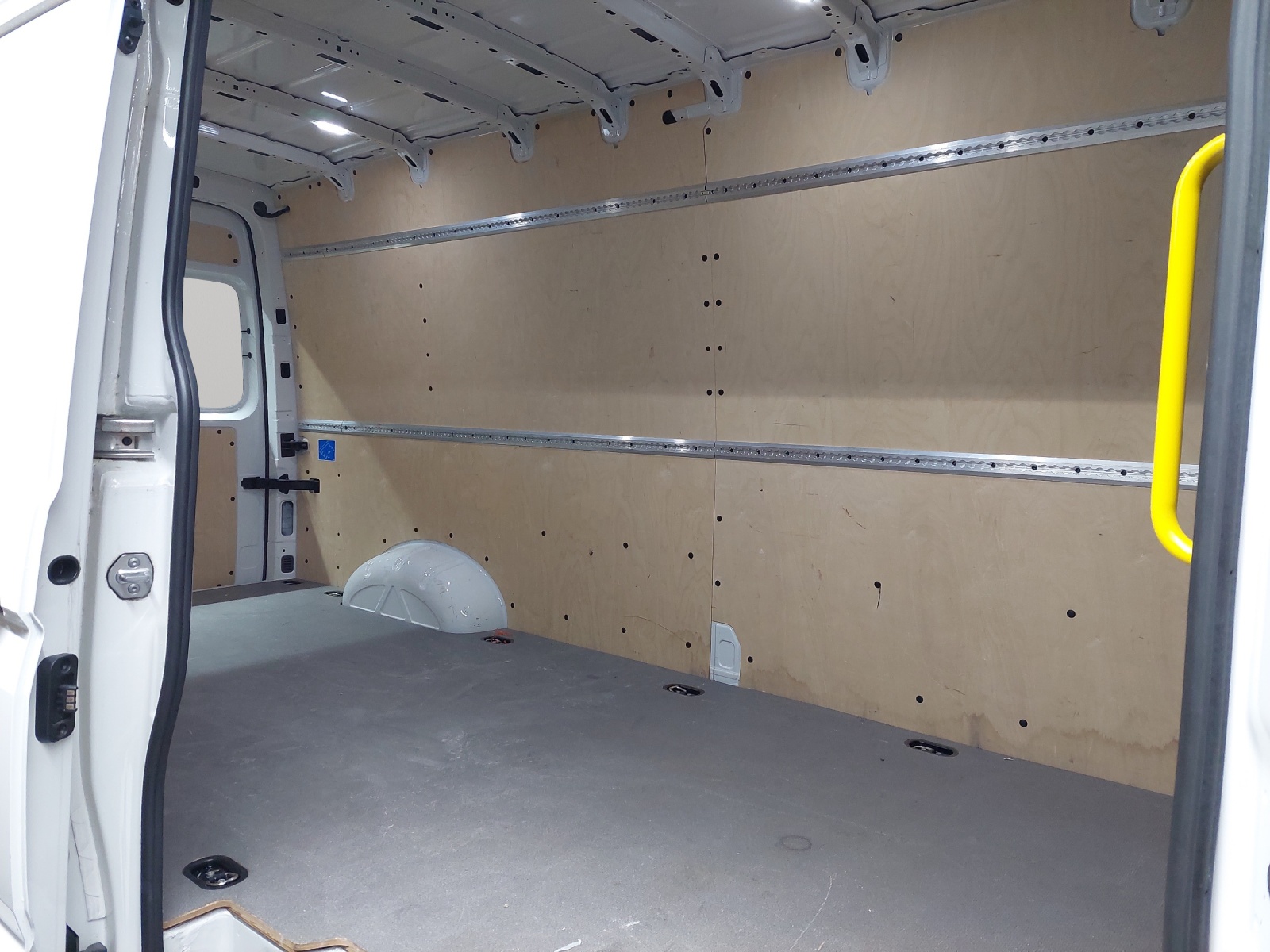 VW Crafter 35 2.0 TDI L4 4Motion-image-7