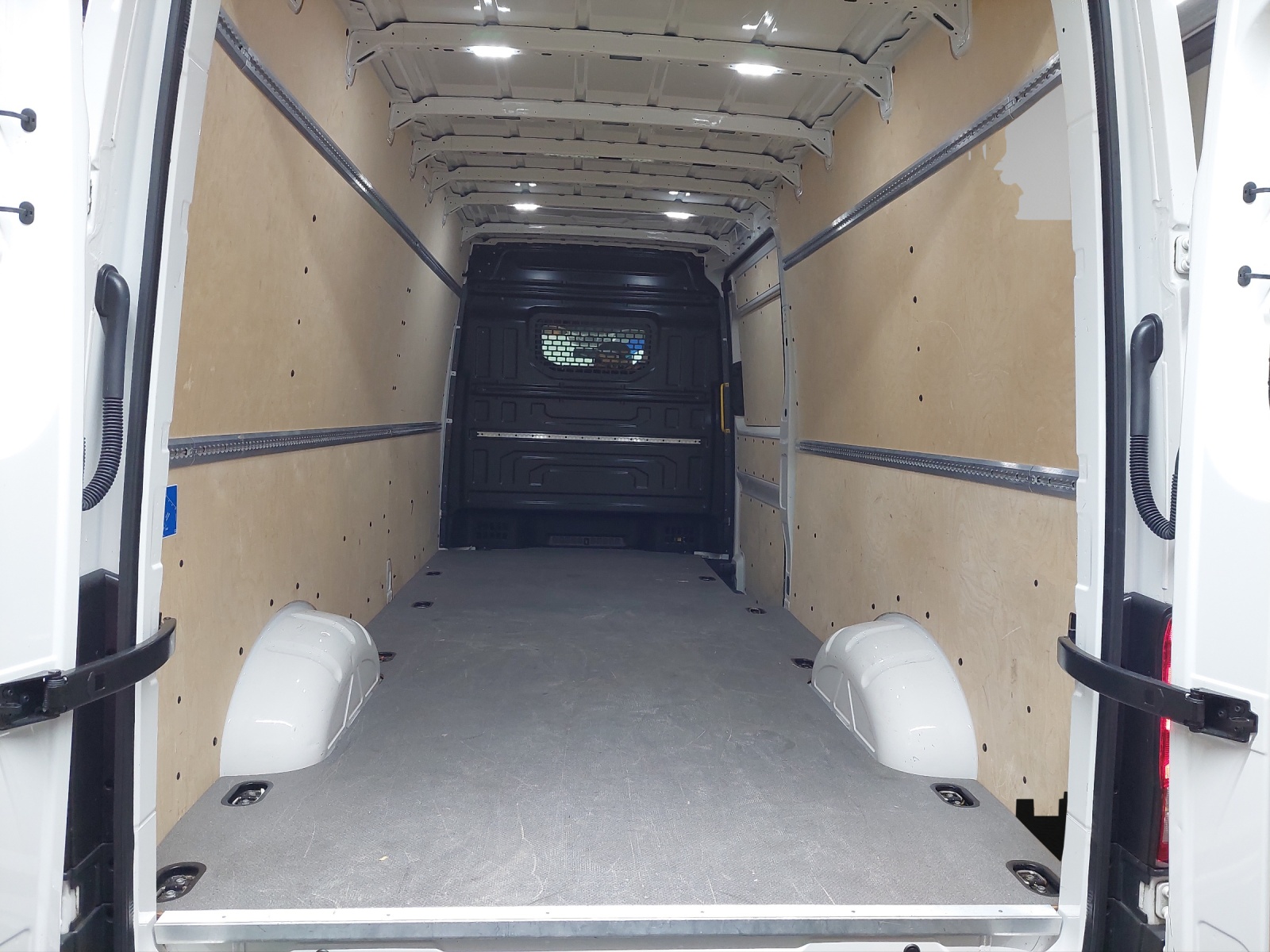 VW Crafter 35 2.0 TDI L4 4Motion-image-10