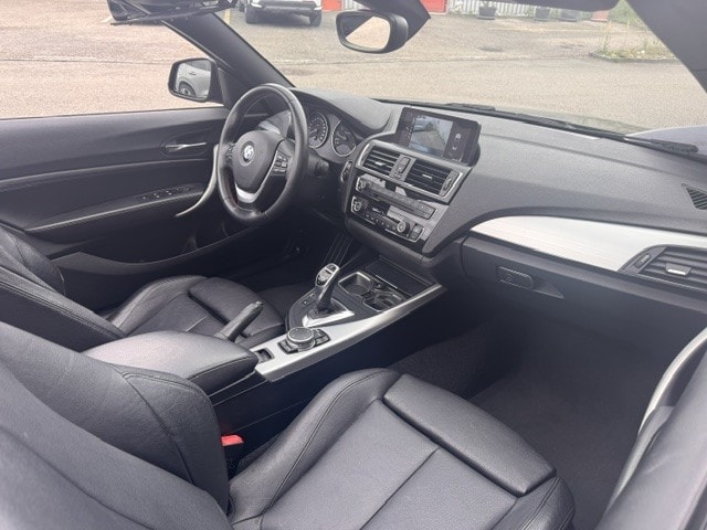 BMW 220i SAG Cabrio-image-12
