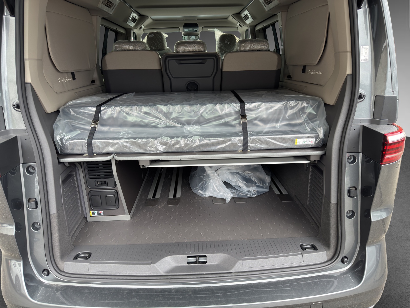 VW California 2.0 TDI Beach Tour Liberty-image-3