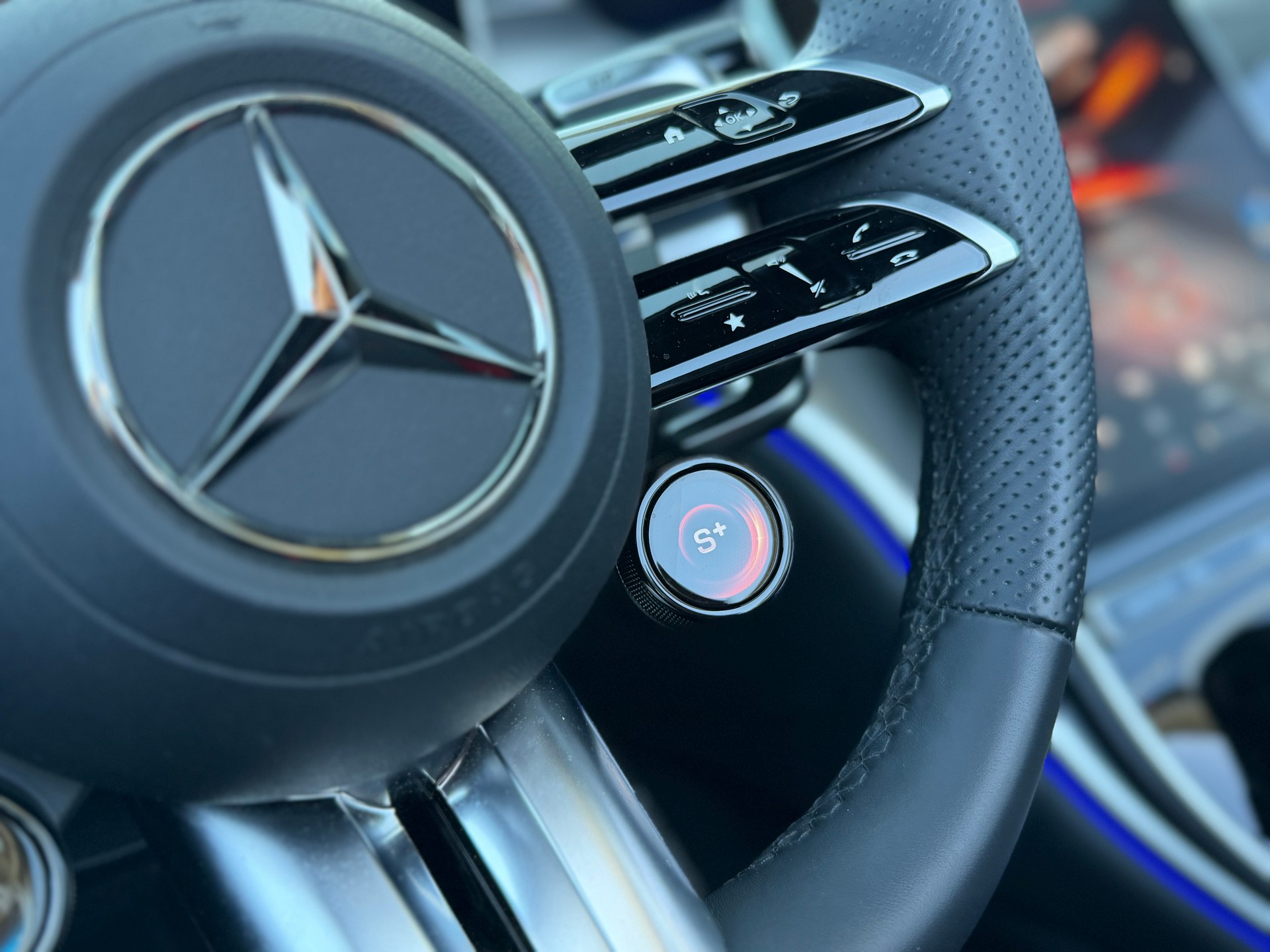 MERCEDES-BENZ CLE AMG 53 Cabrio 4Matic+ 9G-Tronic-image-31